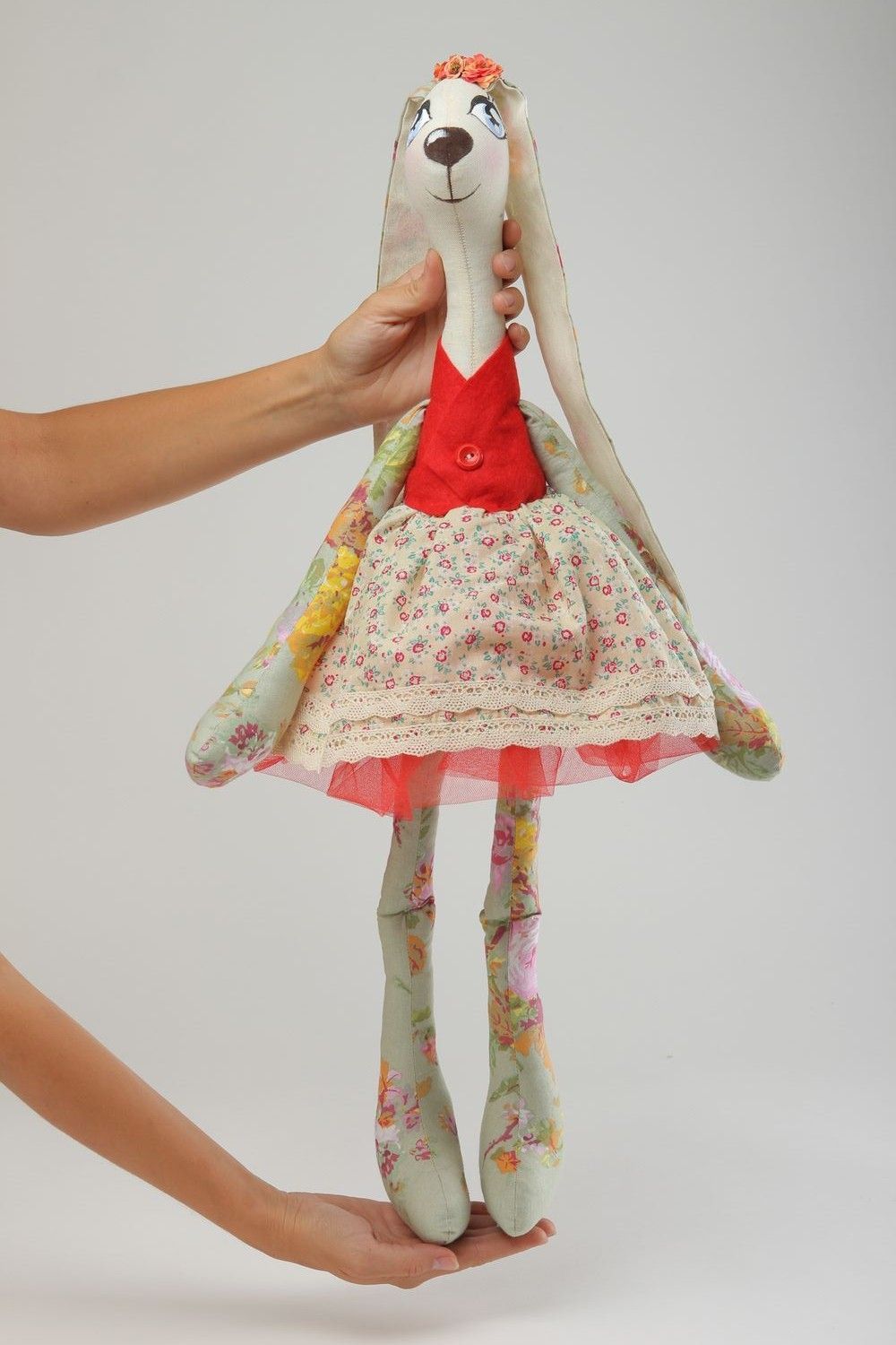 Juguete artesanal de tela regalo para niño juguete original Liebre con vestido foto 5