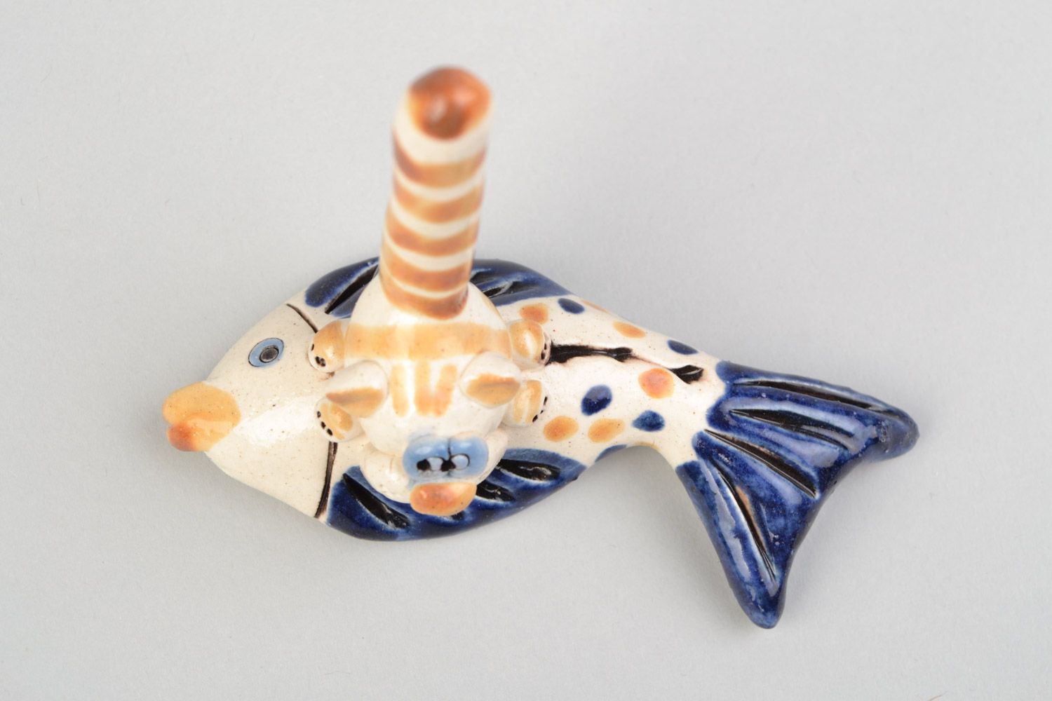 Керамическая статуэтка с росписью подставка для колец ручной работы кот с рыбкой фото 3