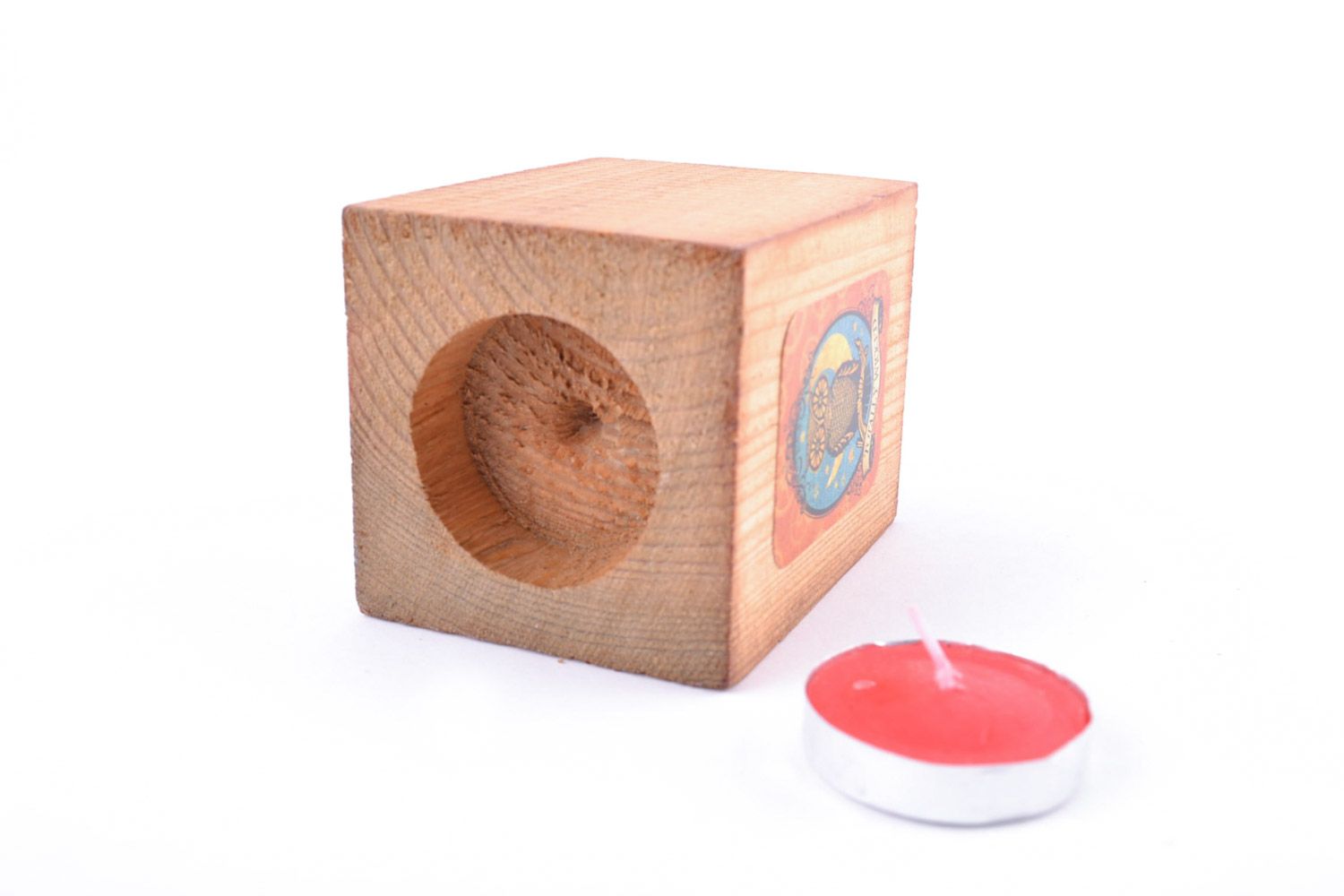 Candelero de madera hecho a mano para una vela plana con dibujo foto 5
