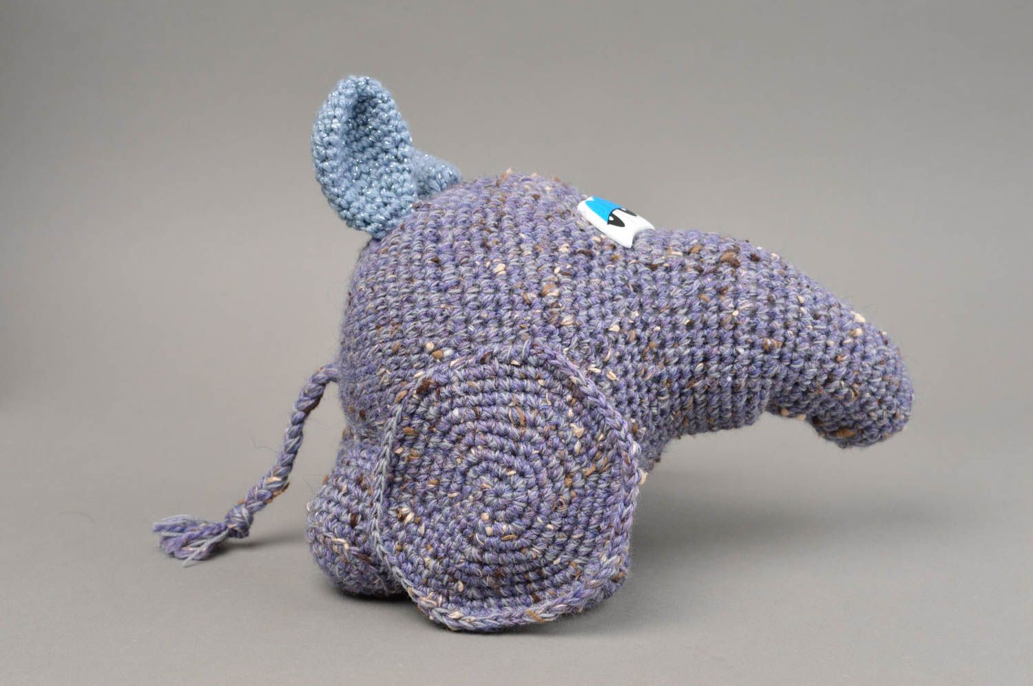 Детская игрушка в виде слоника ручной работы связанная крючком серая симпатичная фото 2