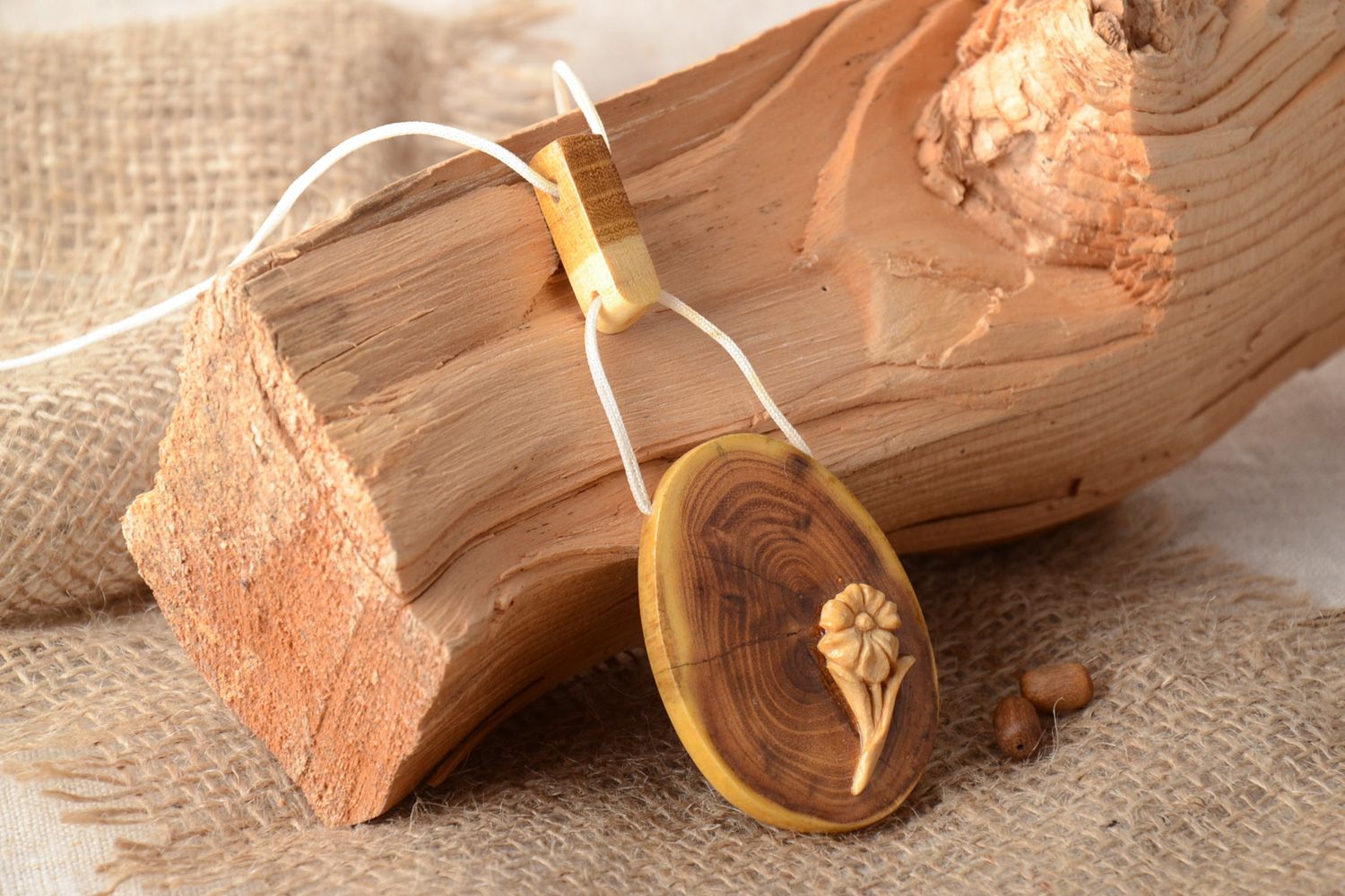 Colgante de madera bello para cuello con ornamento tallado en un cordón foto 1