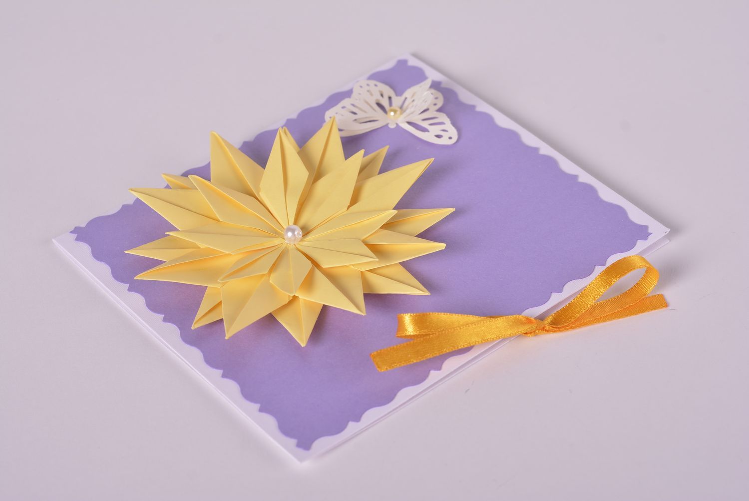 Carte de voeux carton mauve faite main avec fleur et papillon Cadeau original photo 1