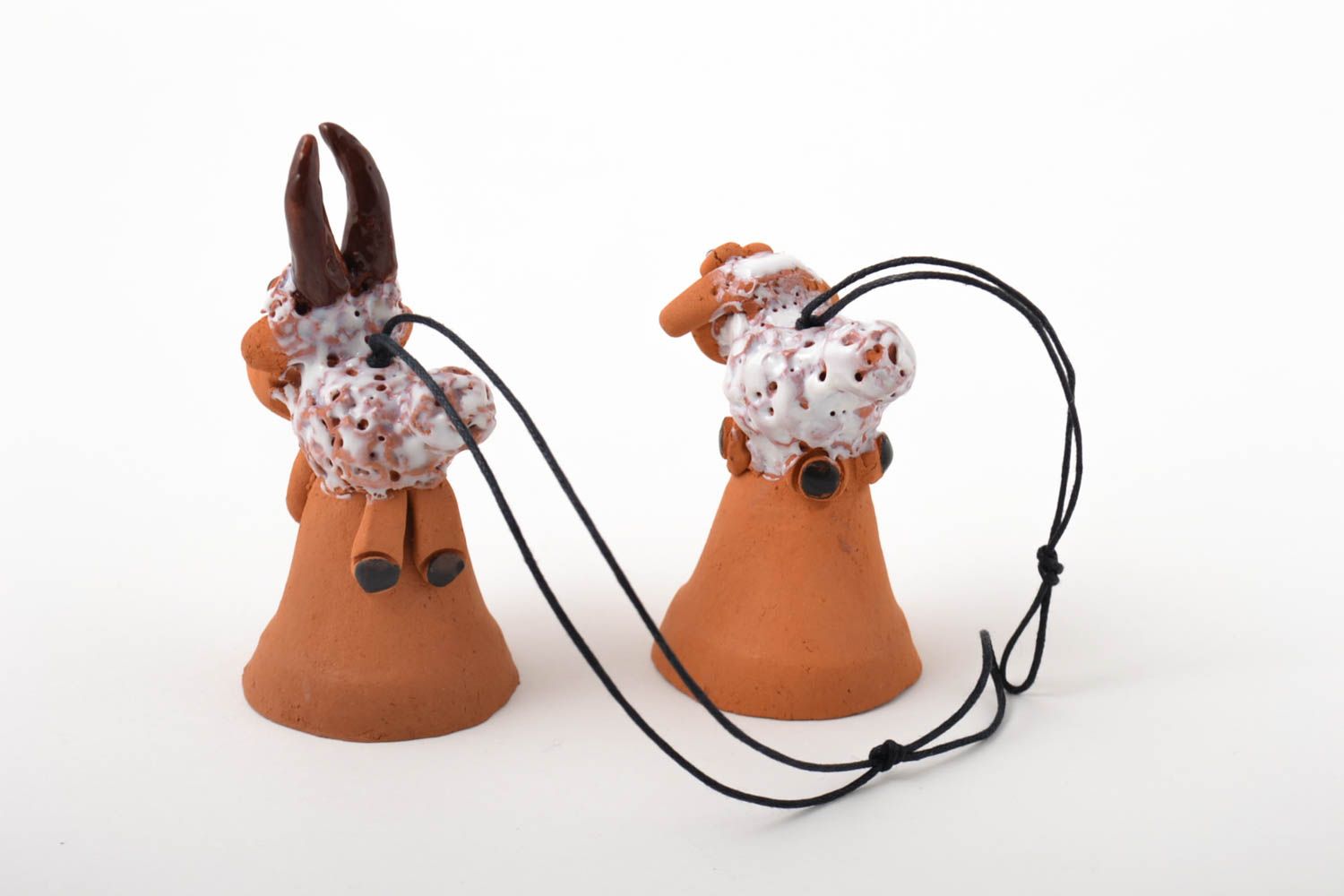 Керамика ручной работы колокольчики из глины глиняные сувениры баран и овечка фото 5