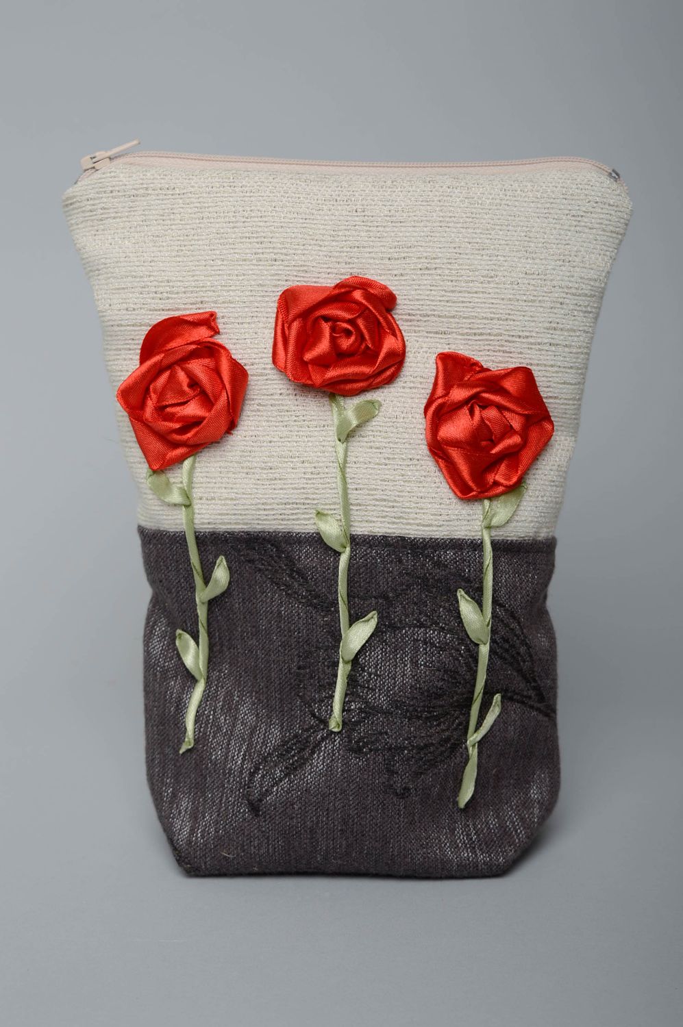 Текстильная косметичка с вышитыми цветами из атласных лент фото 2