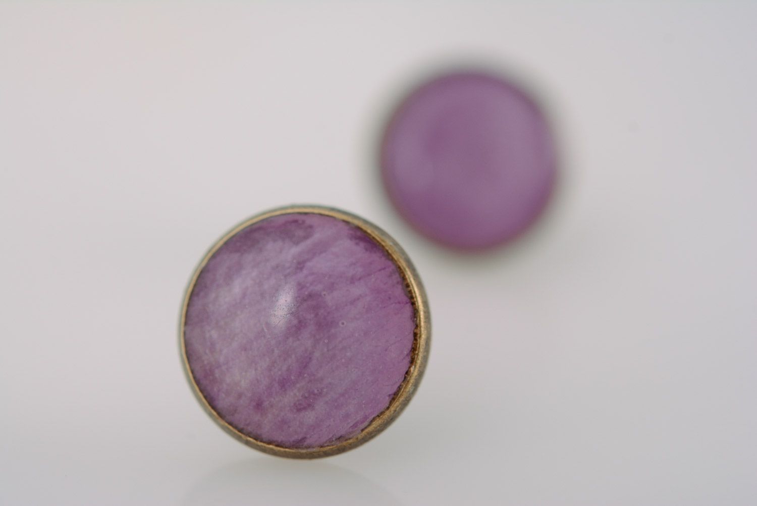 Handmade round stud earrings with dried flowers in epoxy resin of violet color photo 5