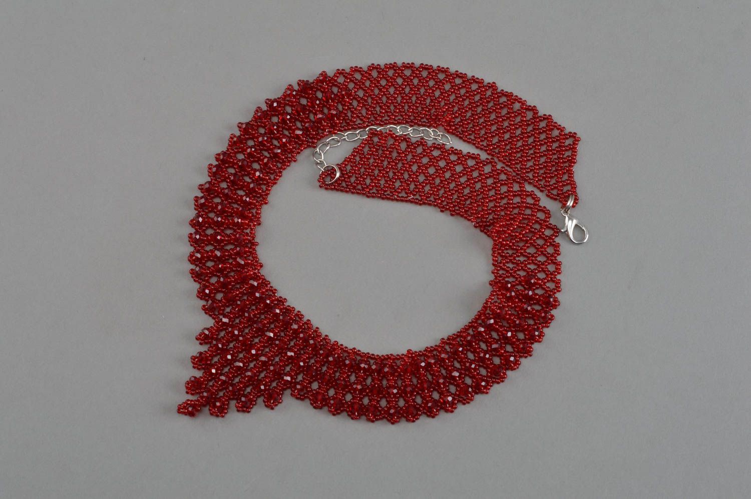 Collier en perles de rocaille et perles fantaisie fait main rouge chic photo 3