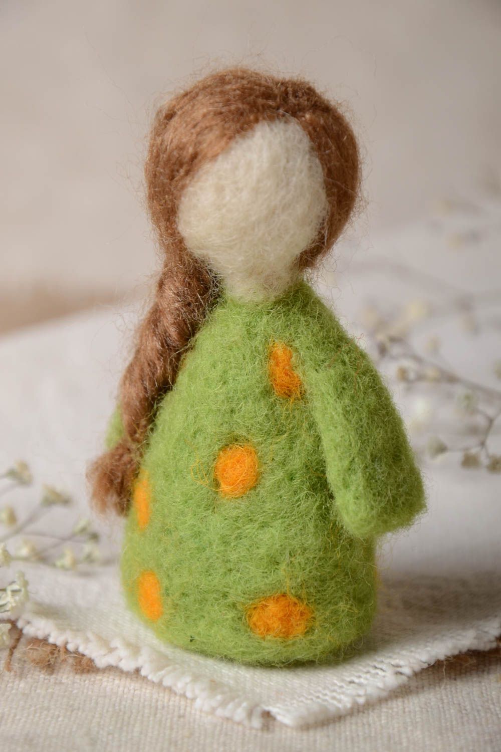 Handmade kleine Puppe natürliches Spielzeug Geschenk für Frau Trockenfilzen foto 1