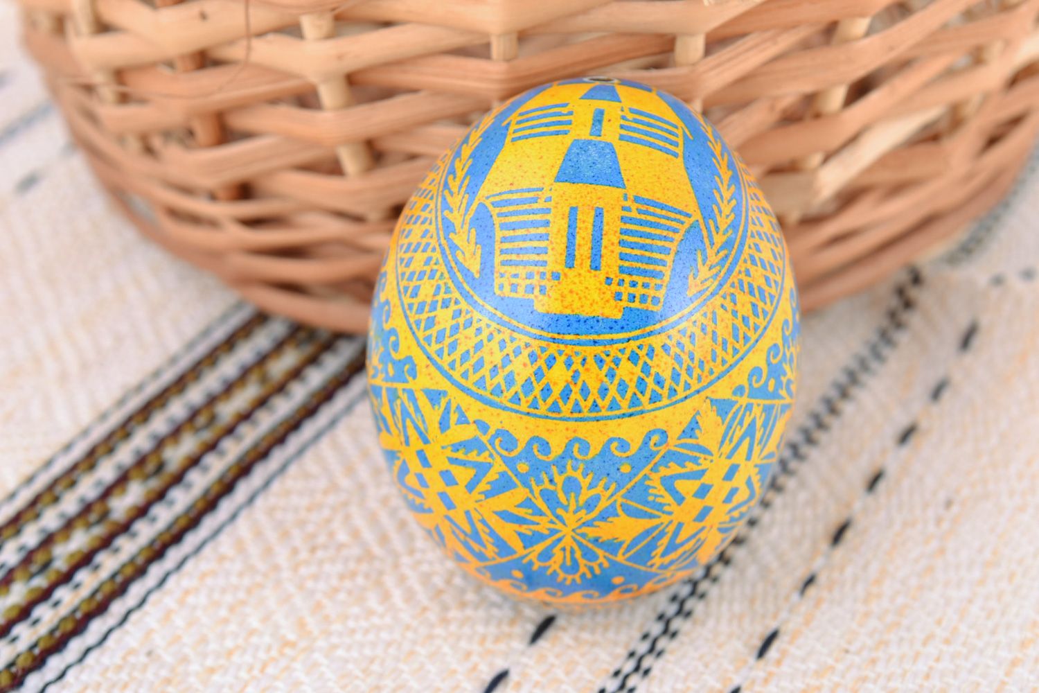 Oeuf de Pâques peint à l'acrylique fait main décoratif original bleu-jaune photo 1