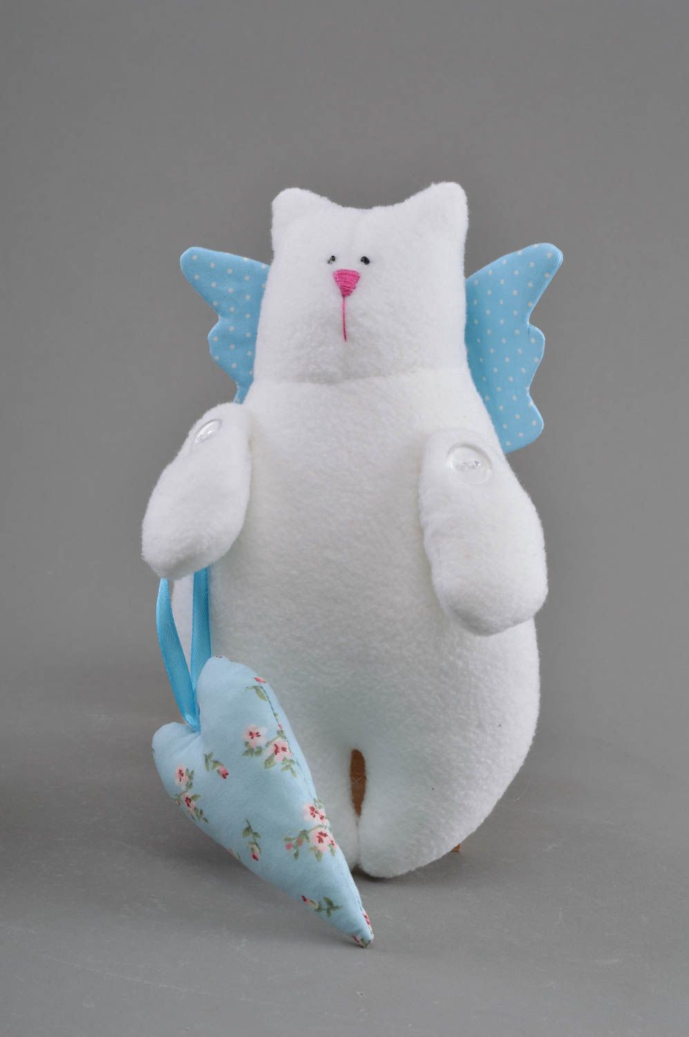 Мягкая игрушка котик с сердцем ручной работы из ткани красивый белый с крыльями фото 1