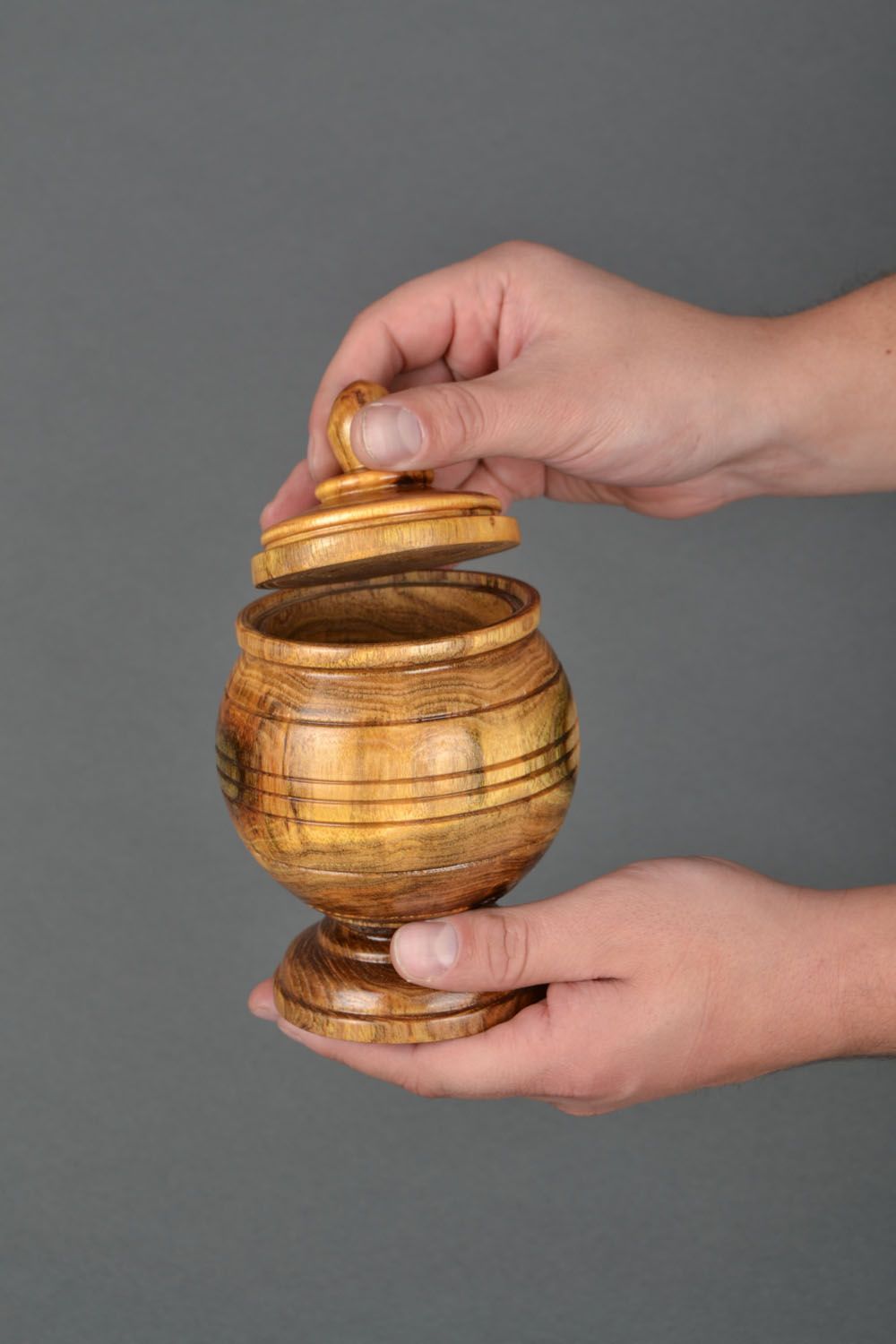 Pot avec couvercle en bois couvert de vernis photo 2