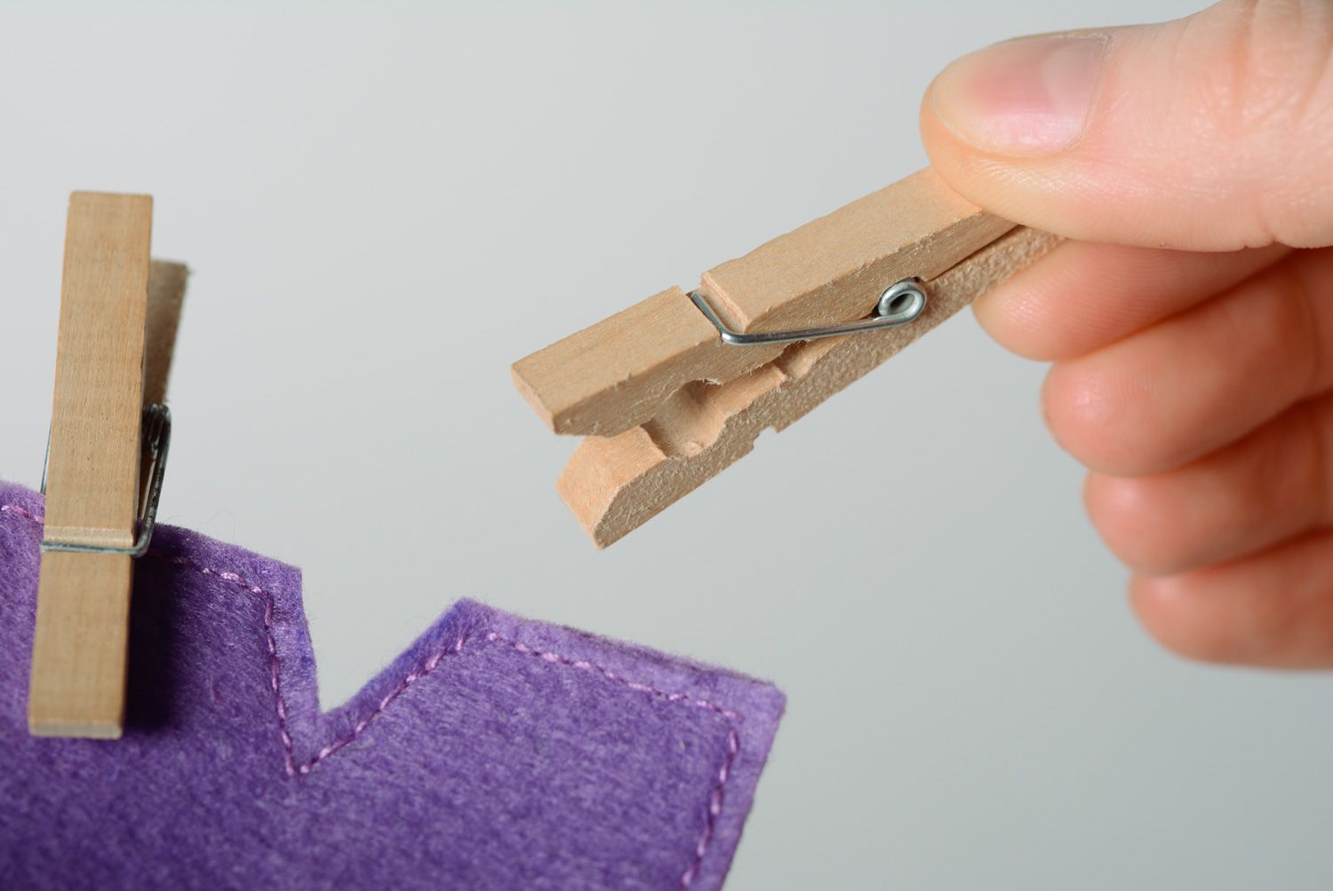 Handgemachtes kleines Lernspielzeug mit Wäscheklammern aus Holz und Junge aus Filz  foto 5