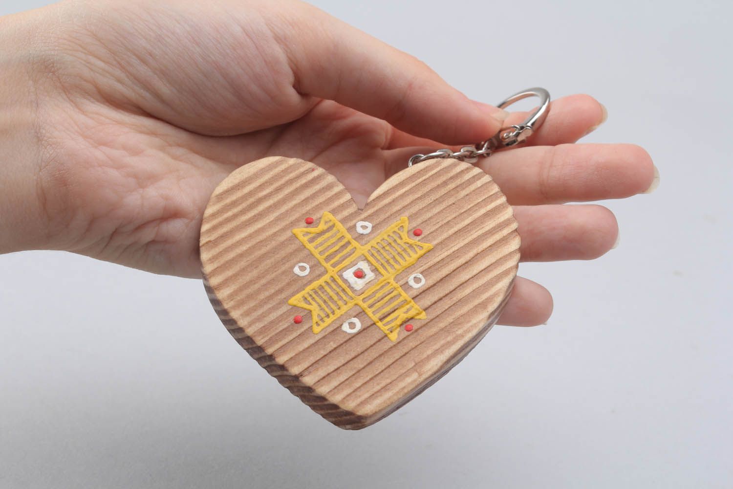 Chaveiro de madeira feito à mão na forma de coração foto 5