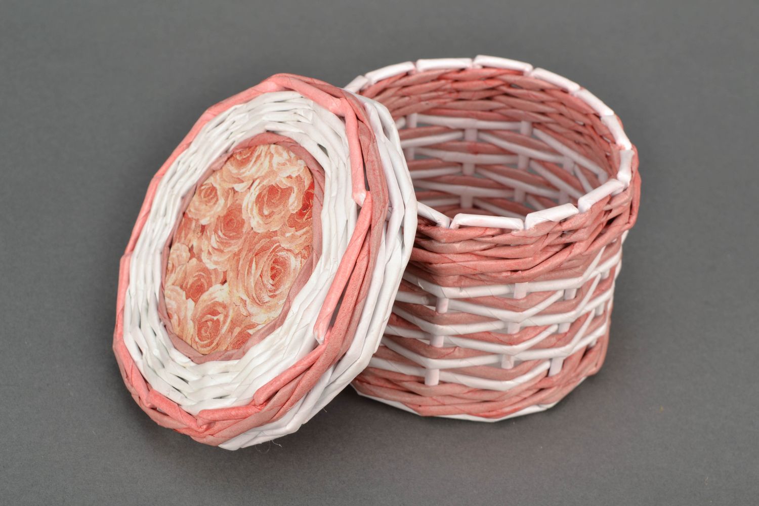 Round woven newspaper basket with lid Bouquet of Roses photo 3
