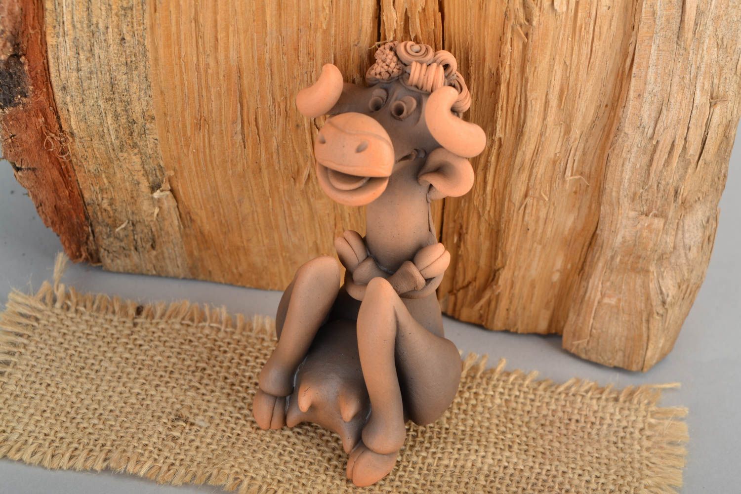 Figurine miniature en terre cuite faite main Vache timide photo 1