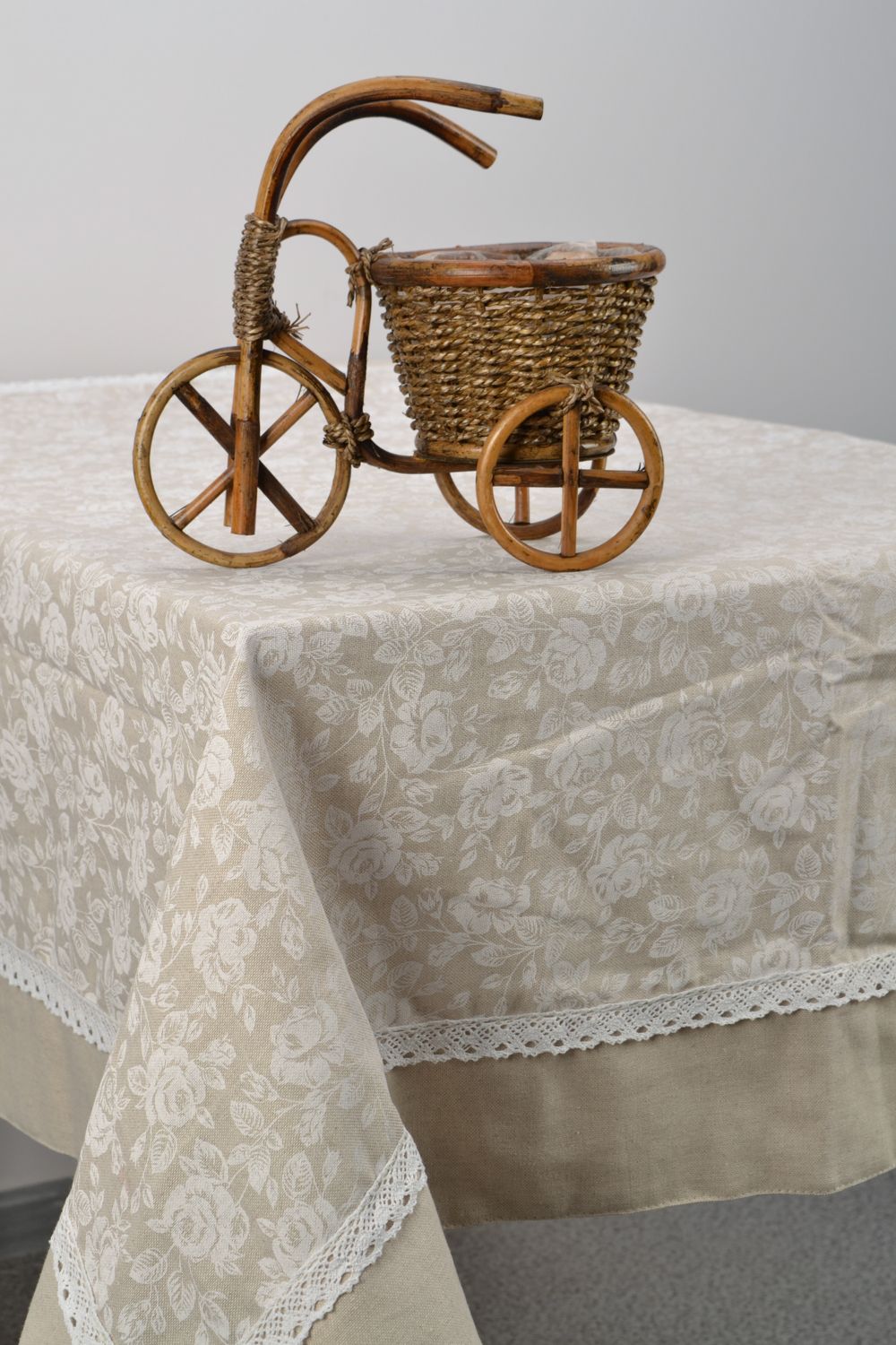 Скатерть на прямоугольный стол из хлопка и полиамида с кружевом Белые розы фото 4