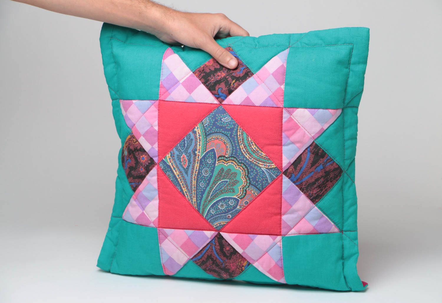 Cojín de sofá de algodón hecho a mano en técnica patchwork de color celeste foto 5