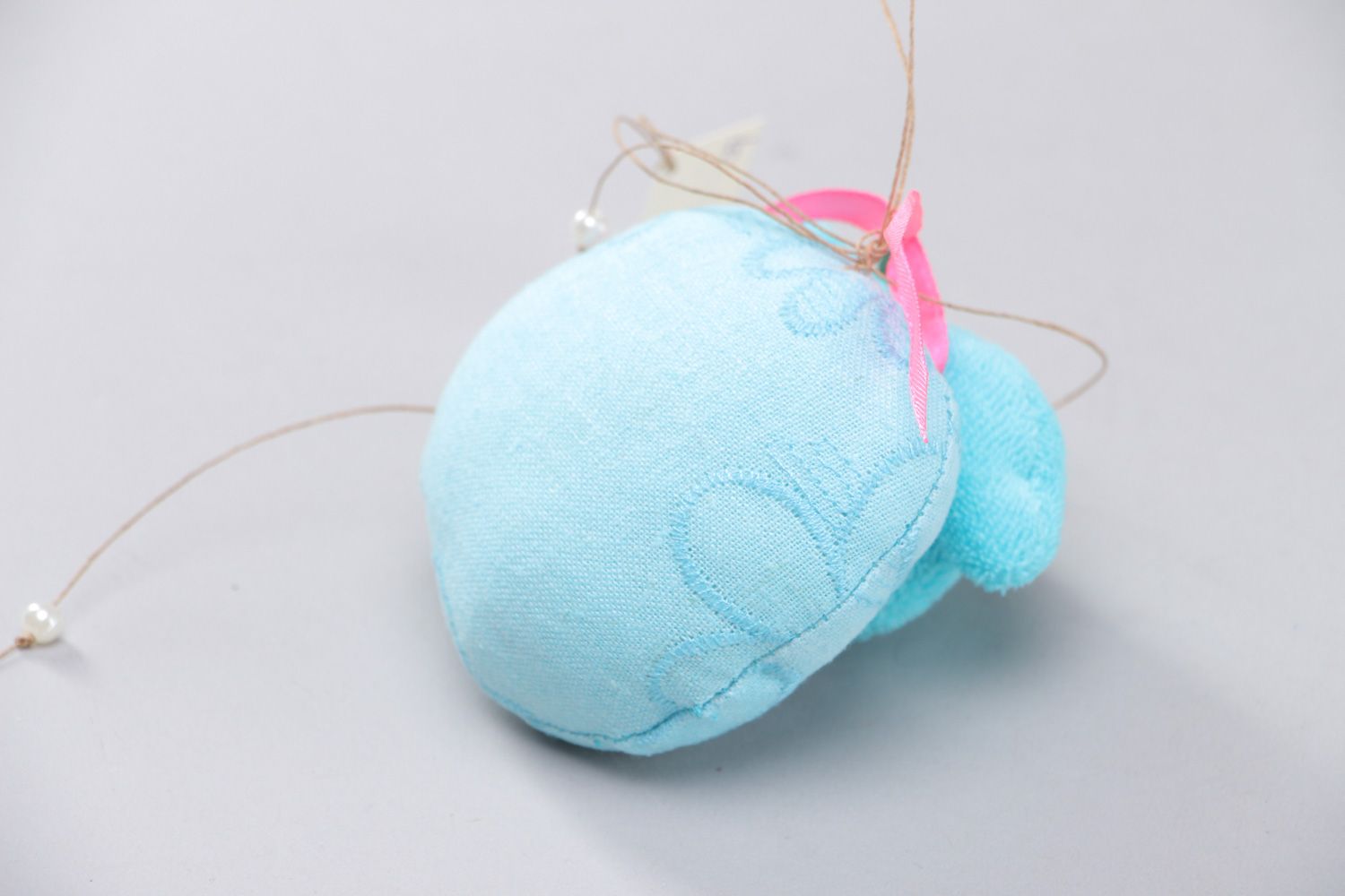 Мягкая игрушка голубая овечка для детей маленькая с петелькой  фото 2