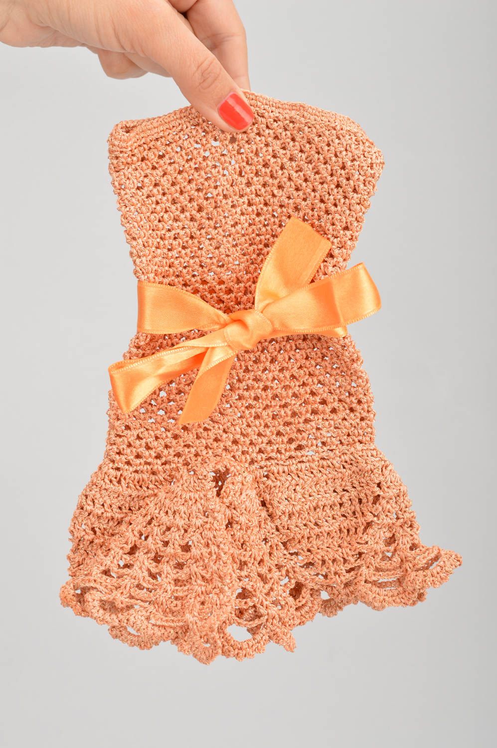 Платье на бутылку вязаное крючком из акрила персиковое ручной работы декор фото 3