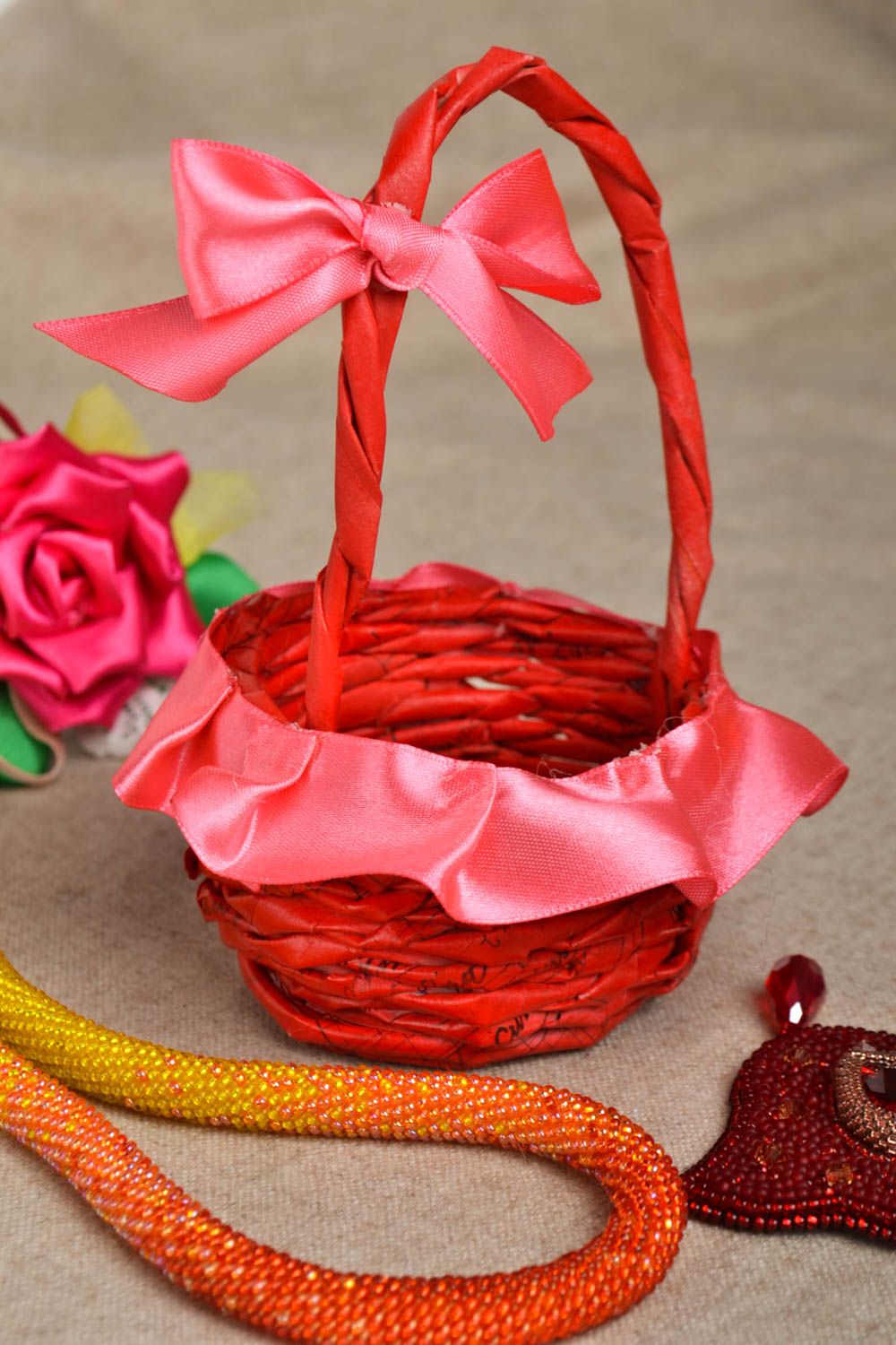Handmade Korb aus Papier wohn Accessoire Korb geflochten rot mit rosa Schleife foto 1