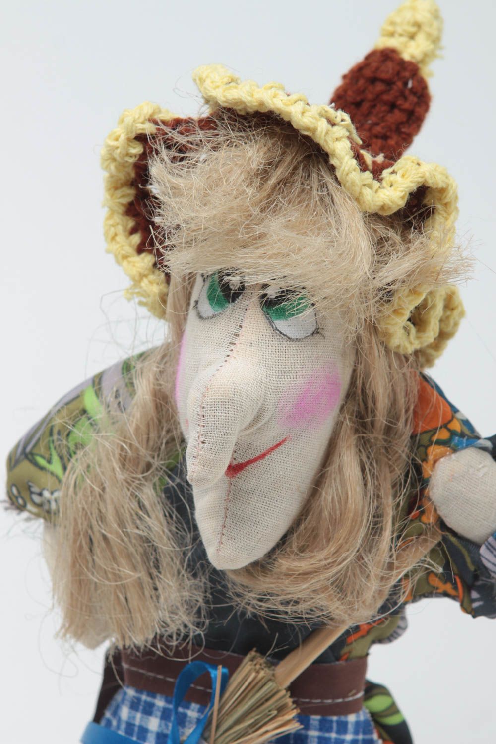 Игрушка кукла из ткани в виде Бабы яги с метлой в шляпе ручная работа небольшая фото 3