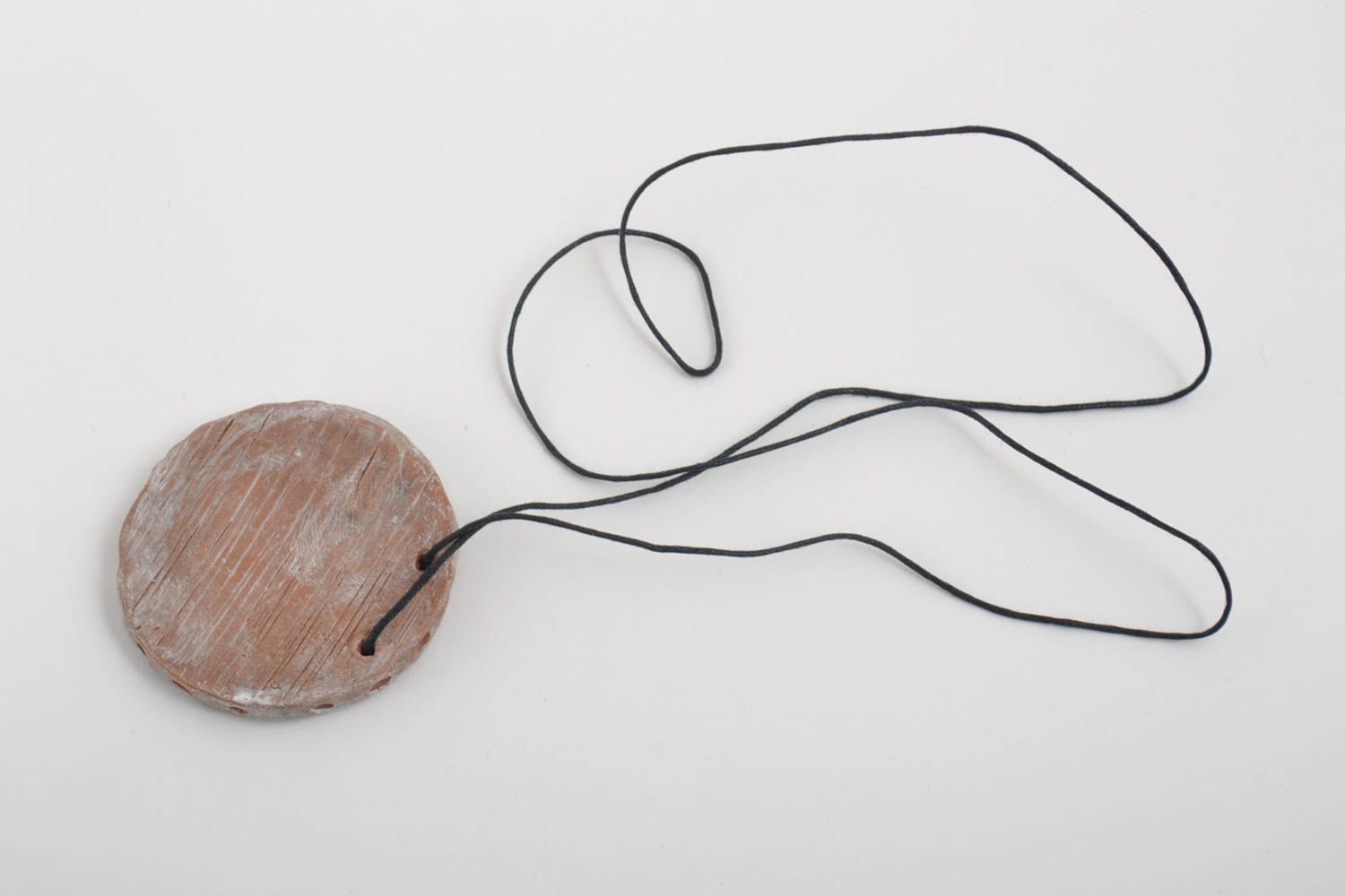 Глиняный кулон на шею украшения ручной работы круглый кулон на шнурке белый фото 3