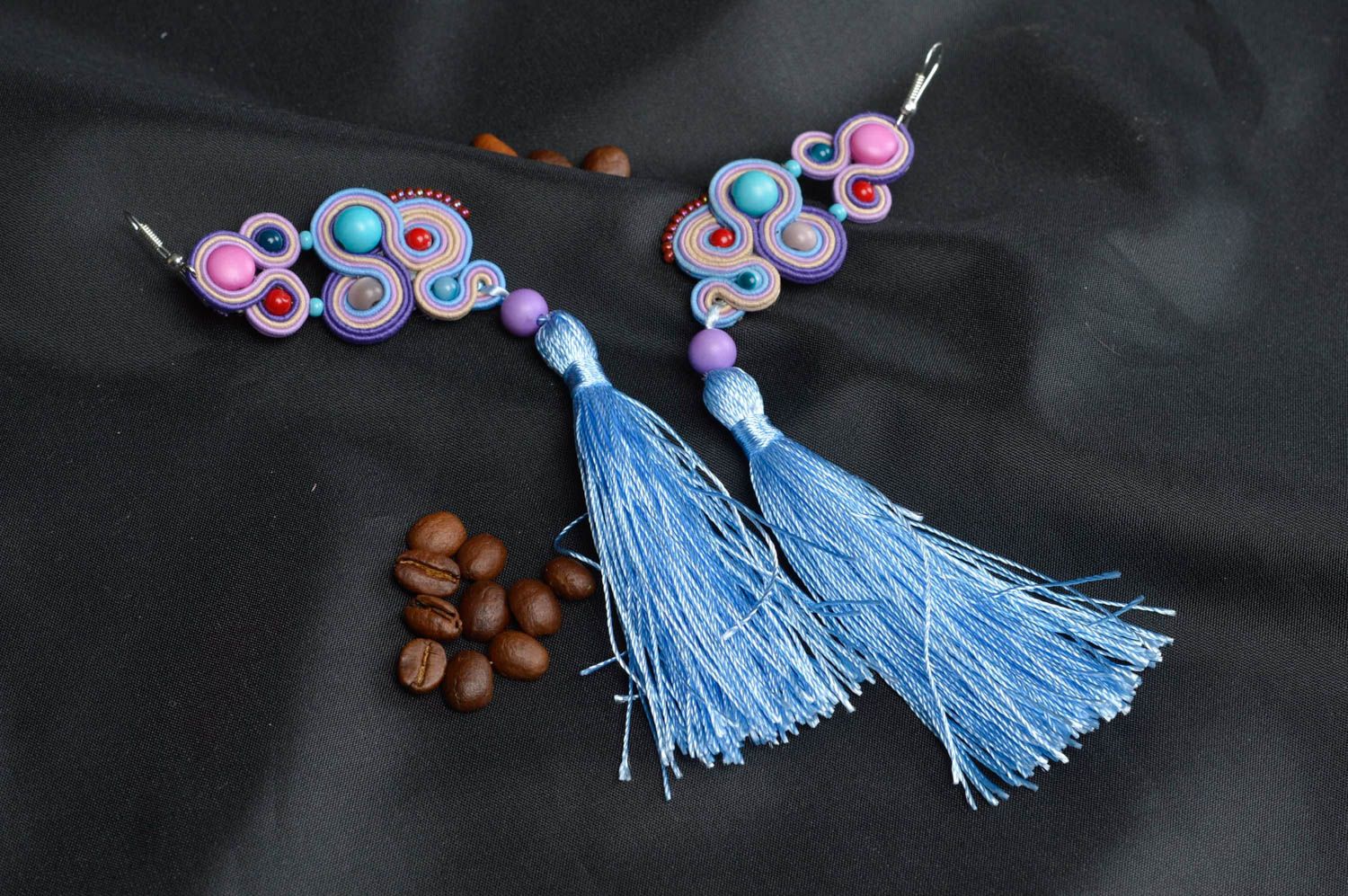 Boucles d'oreilles textiles longues multicolores avec pompons bleus faites main photo 1