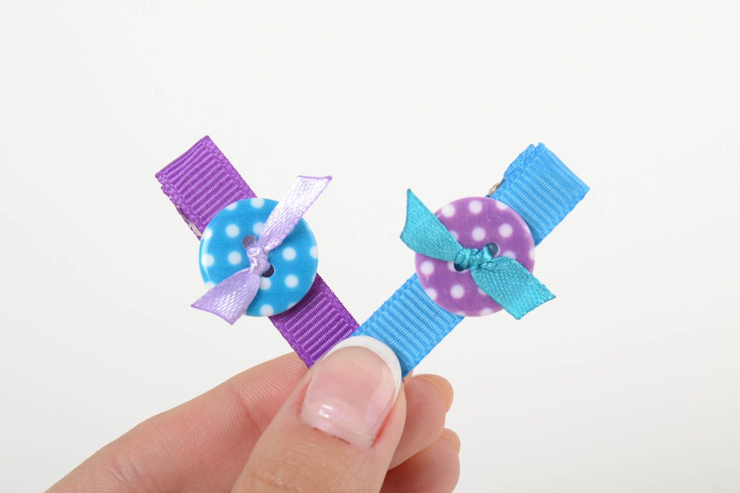 Conjunto de pinzas para el pelo artesanales infantiles de cintas de reps con botones 2 piezas foto 5
