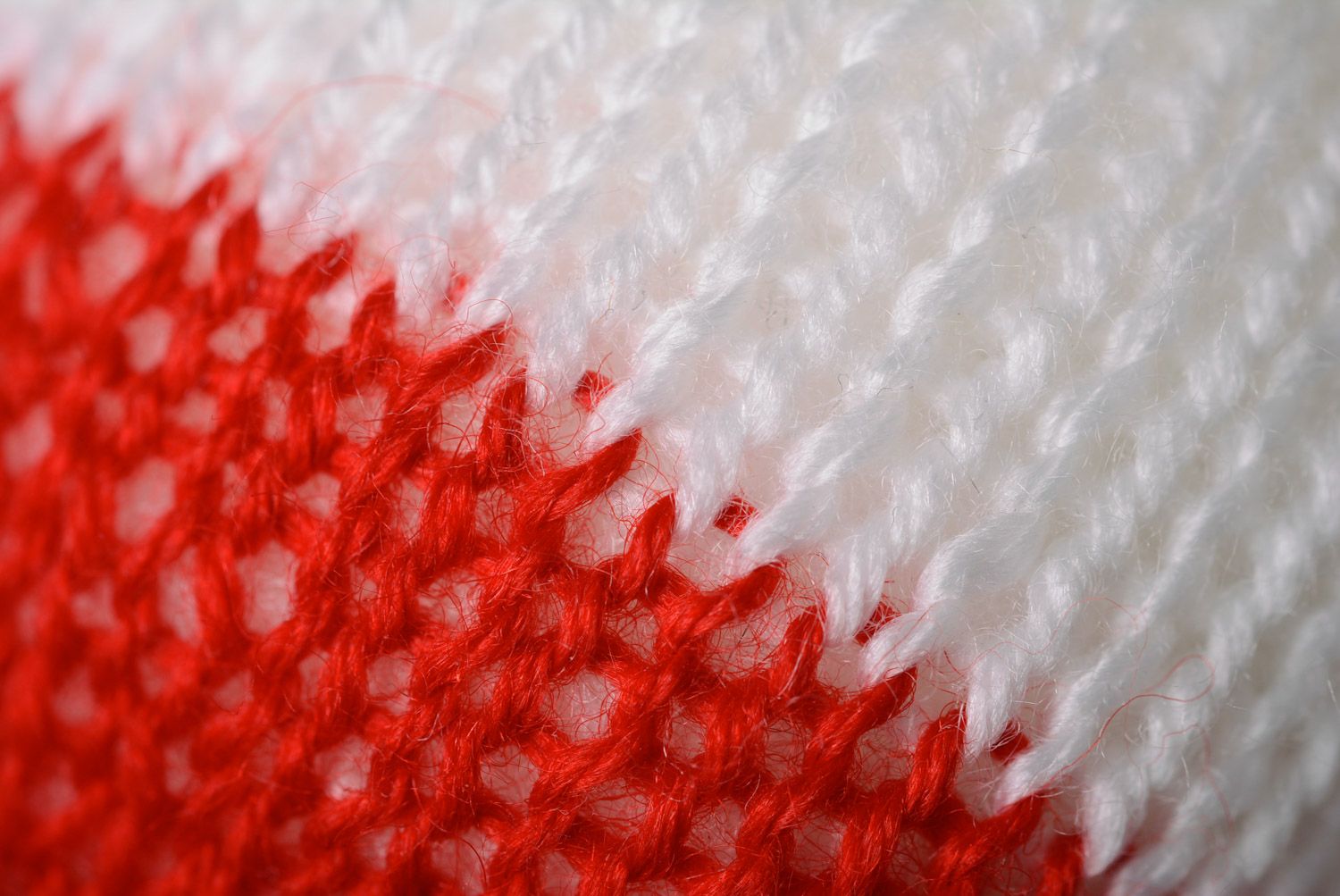 Мягкая игрушка заяц белый в красном свитере маленький вязаный ручной работы фото 3