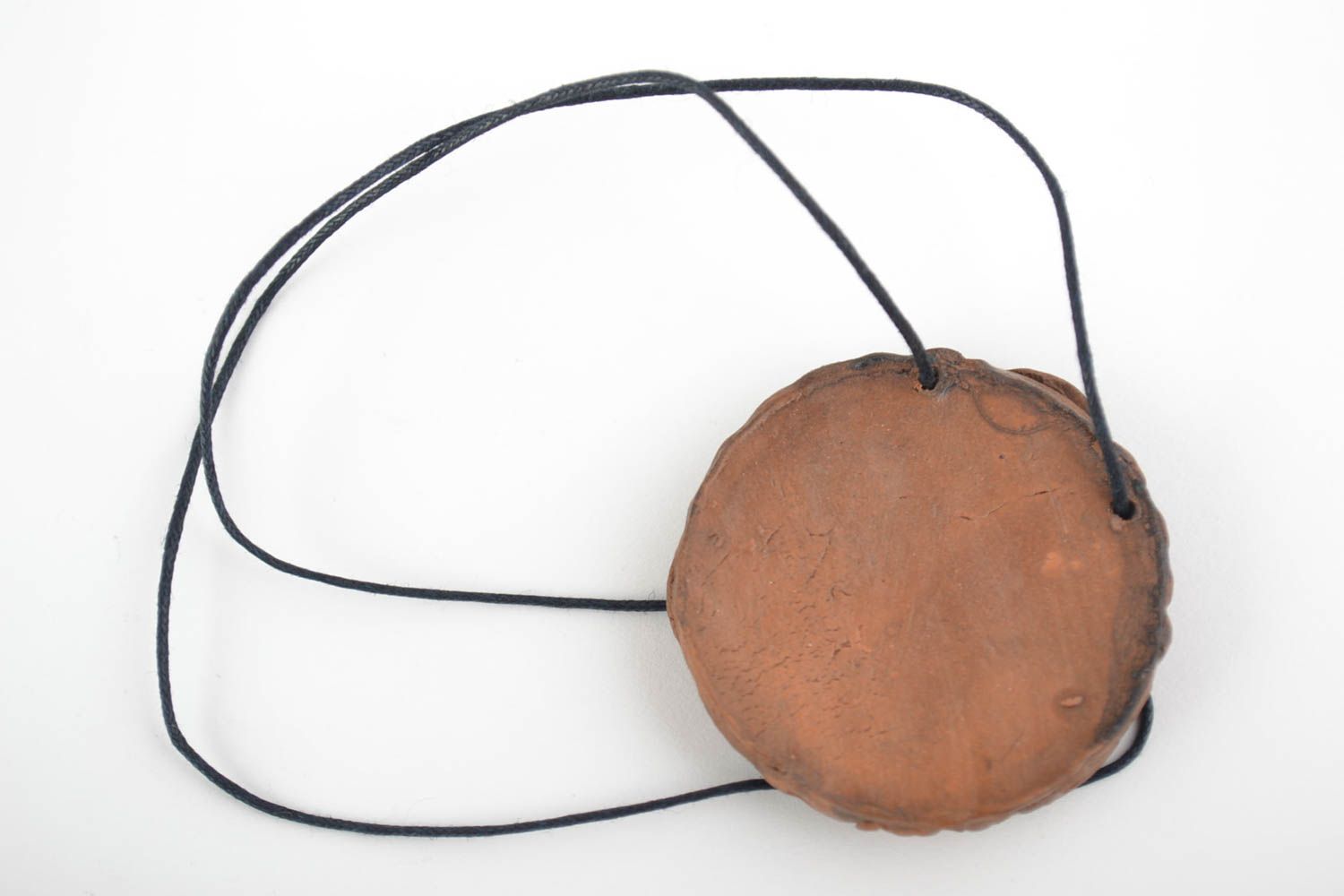 Круглая глиняная подвеска коричневая красивый кулон на шнурке ручной работы фото 3