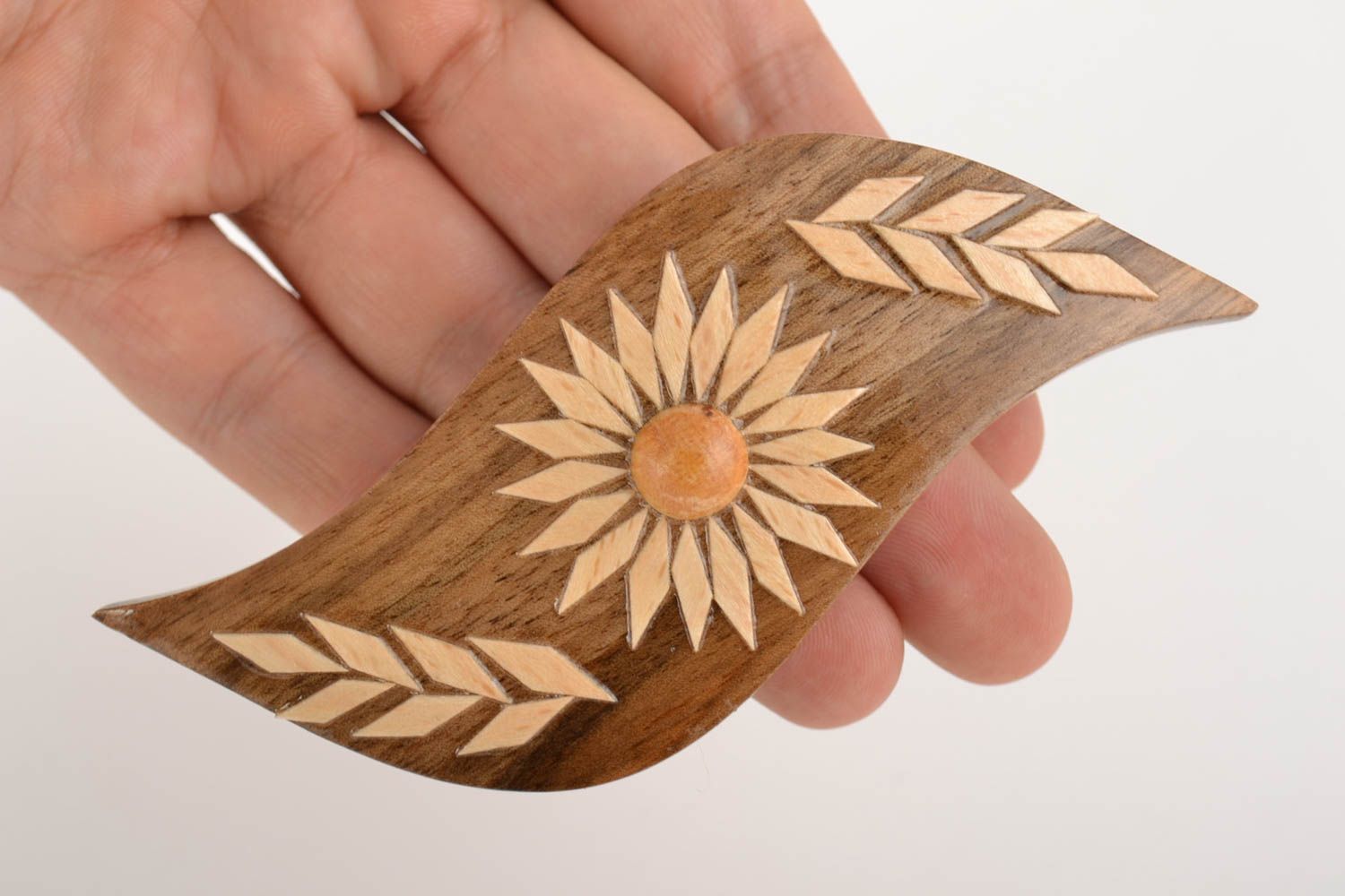 Lackierte schöne breite handgemachte Haarspange aus Holz von Nussbaum für Damen foto 4