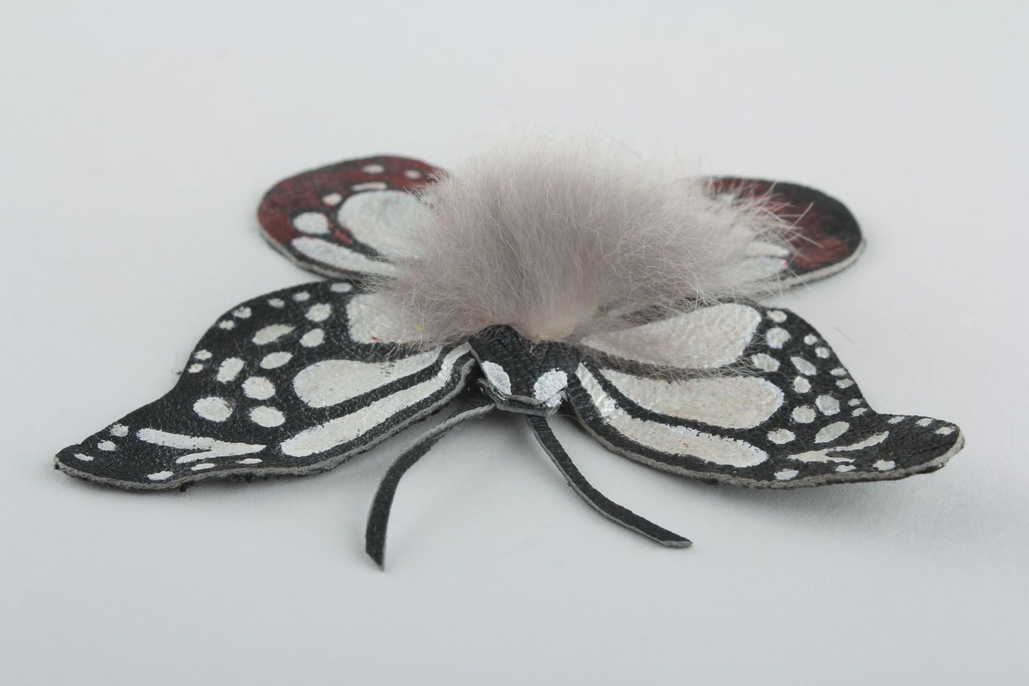 Broche de cuero con forma de mariposa foto 2
