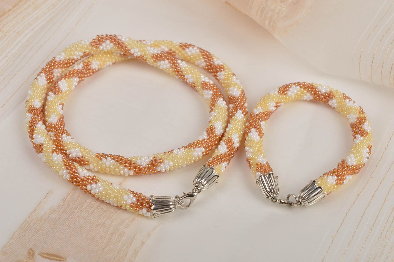 Collier spirale Bijoux faits main Bracelet fantaisie en perles de rocaille photo 1