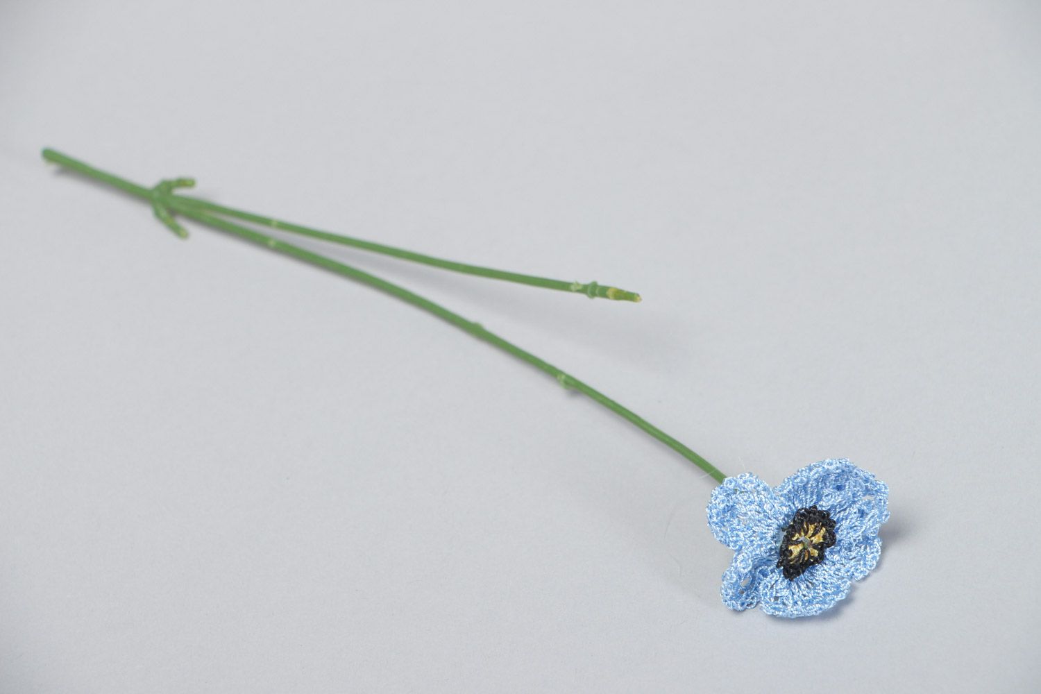 Handgemachte gehäkelte dekoriative Blume aus Kunstseide in Blau Anemone Blume foto 2