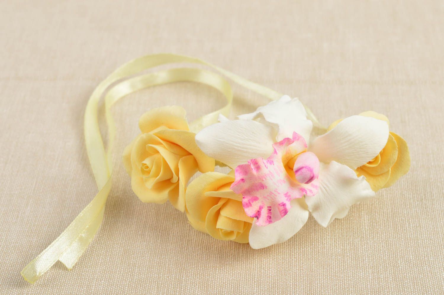 Нежная повязка с цветами из фоамирана на лентах для девушки Розы и орхидея фото 1