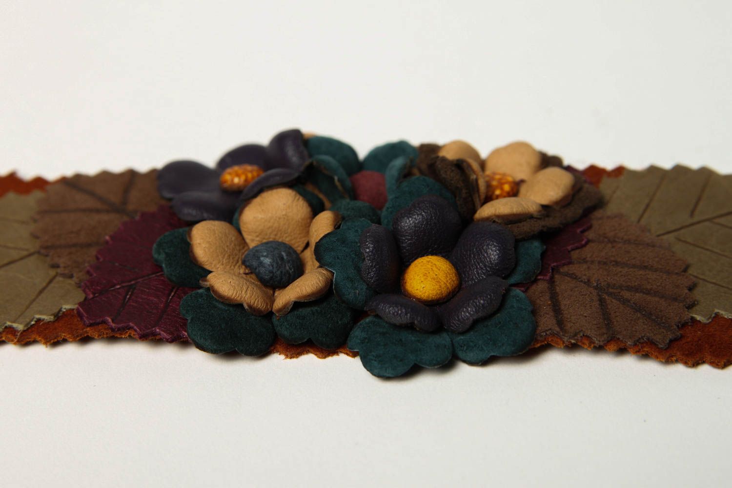 Bracelet cuir Bijou fait main brun foncé fleurs Accessoire en cuir design photo 4