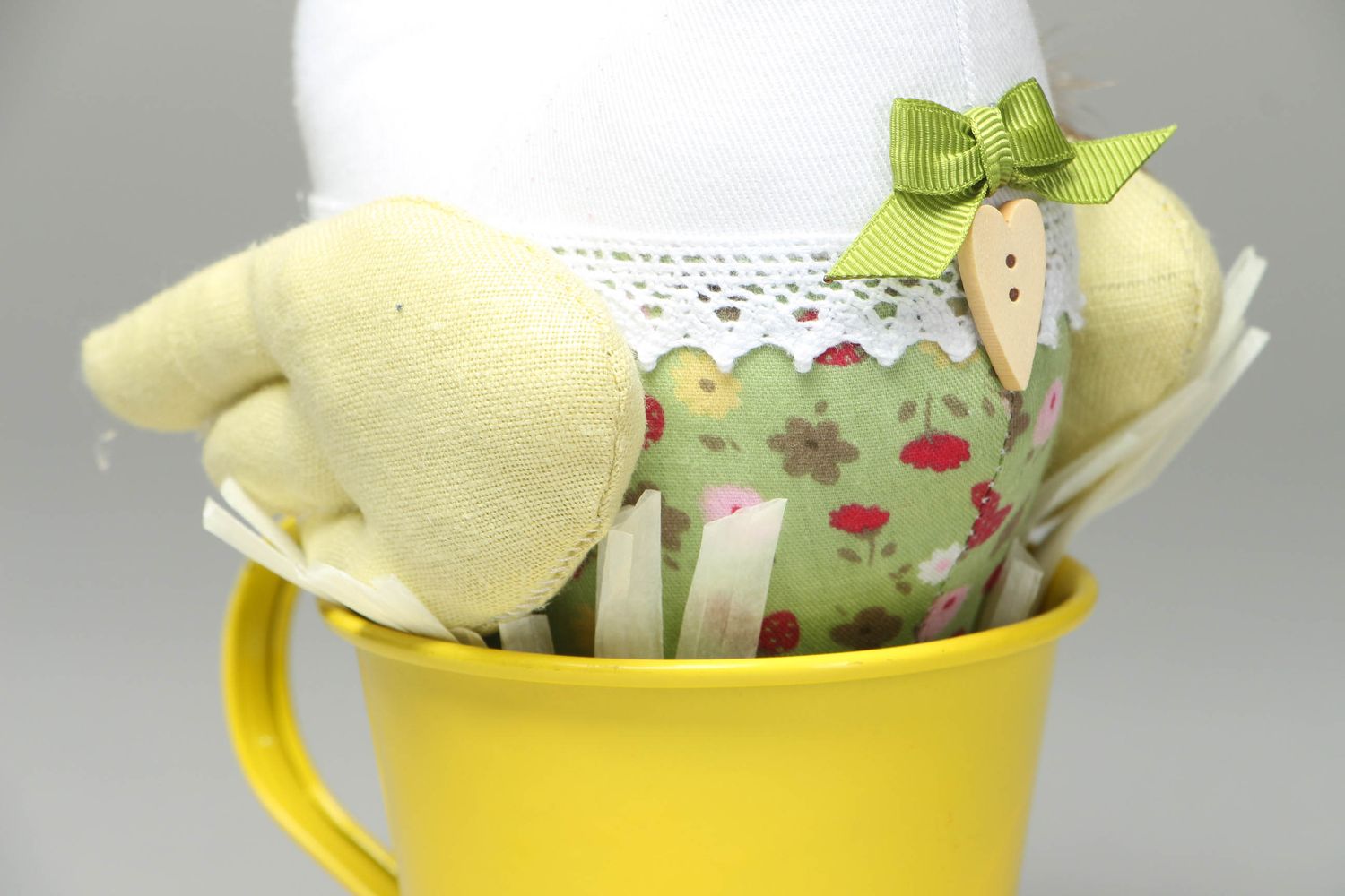 Мягкая интерьерная игрушка Курочка в желтой чашке фото 2