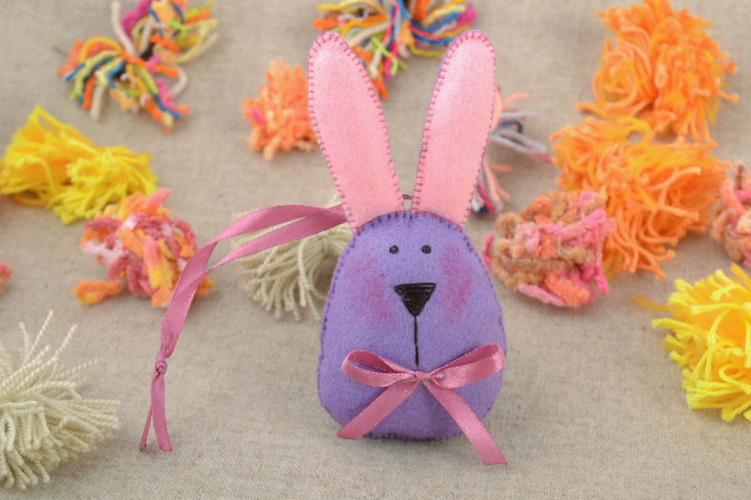 Милая подвеска заяц из фетра фиолетовая ручной работы для декора дома хенд мейд фото 1