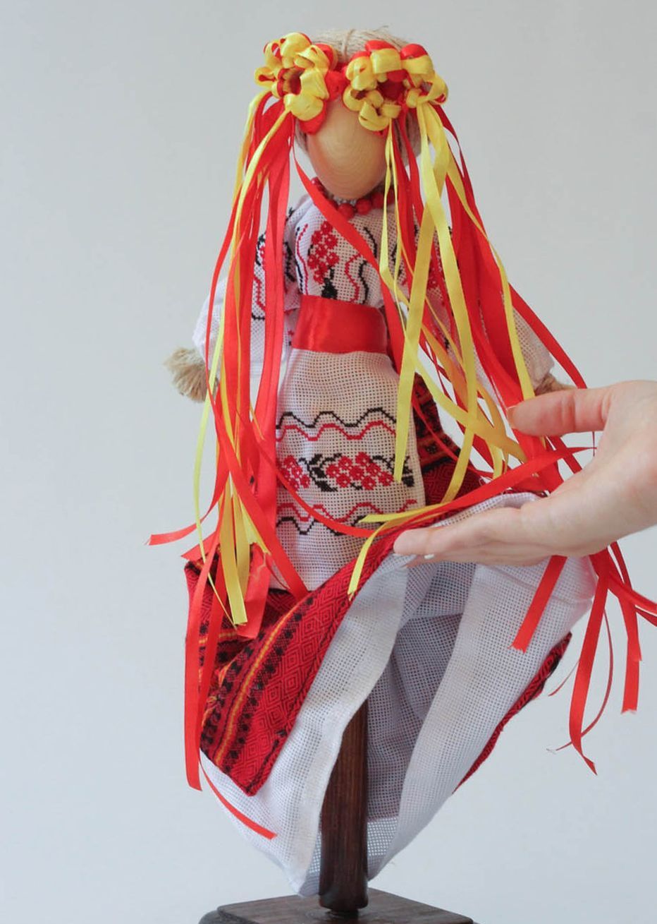 Boneca étnica Protectora feita à mão de tecidos naturais foto 1