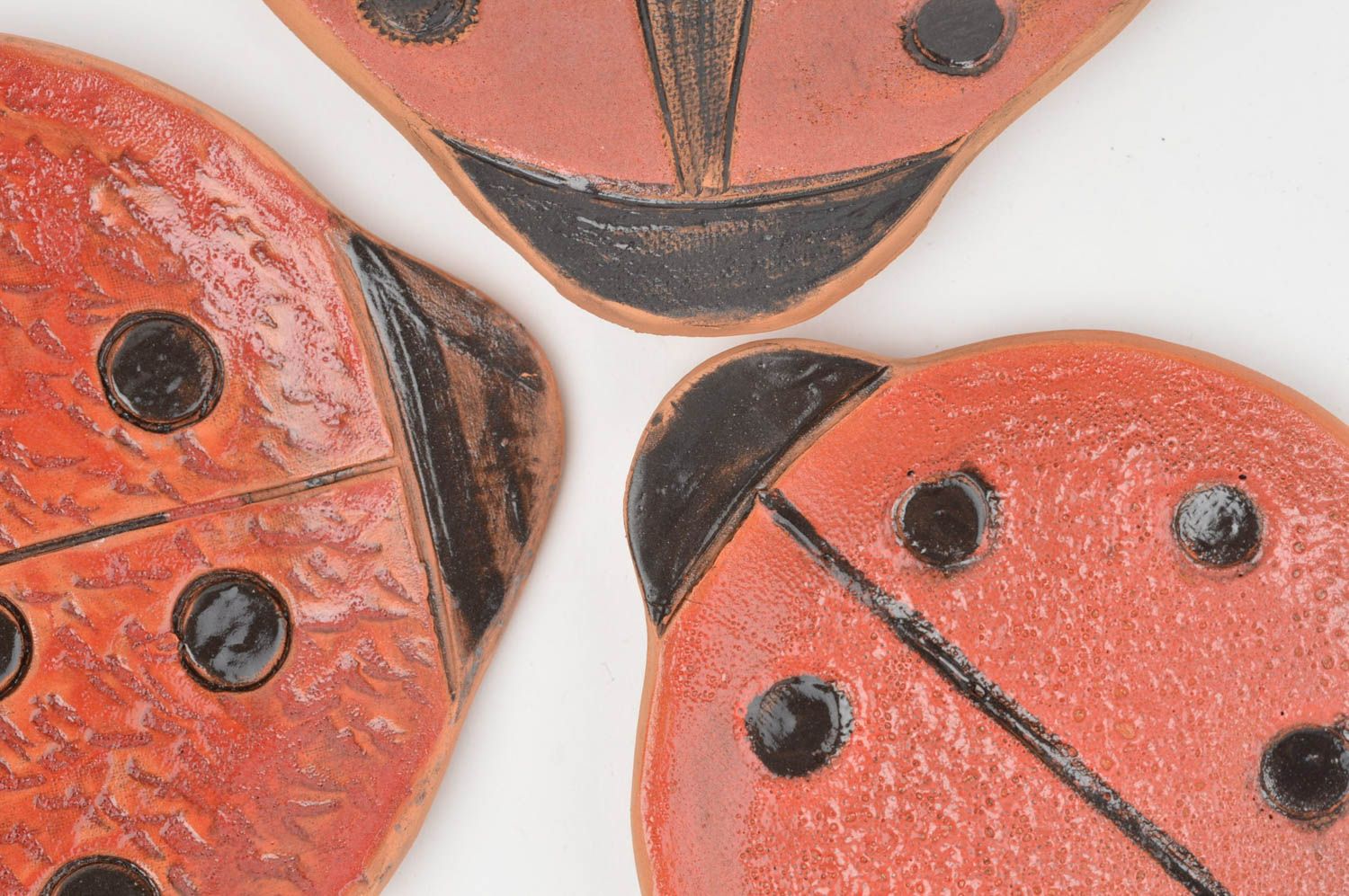 Schönes originelles rotes handgemachtes Teller Set aus Keramik mit Bemalung foto 5