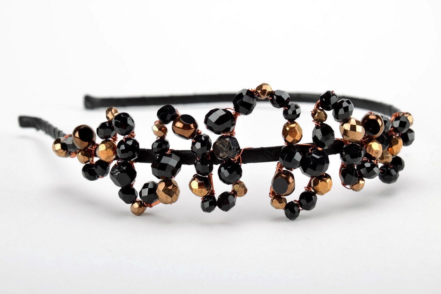Serre-tête artisanal en perles de rocailles noires et dorées photo 1