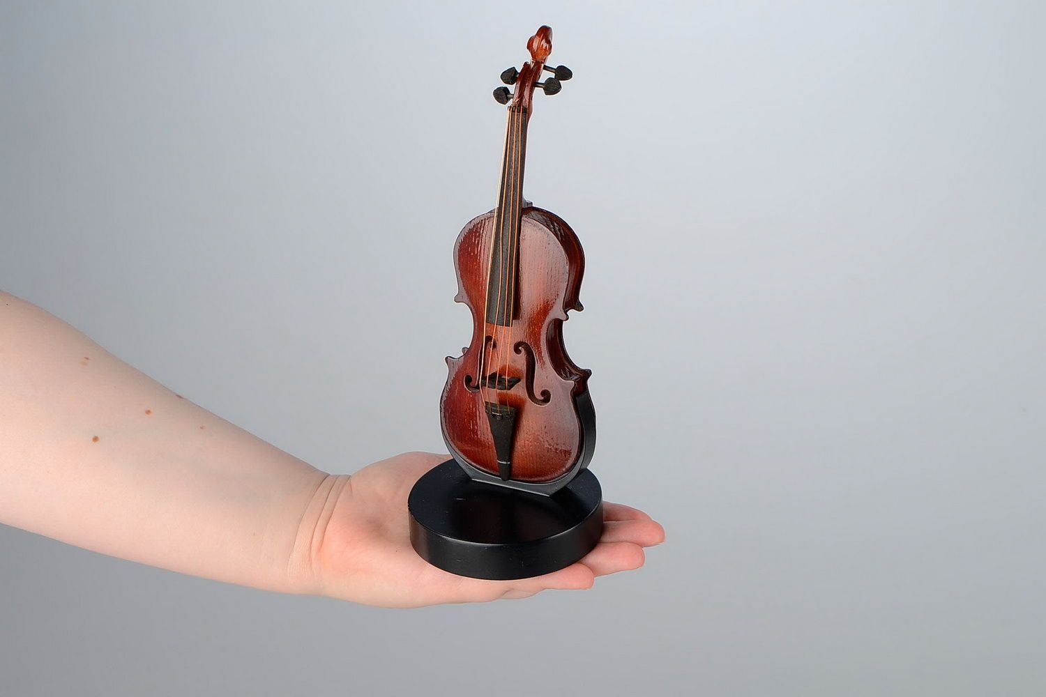 Violino decorativo de madeira foto 2