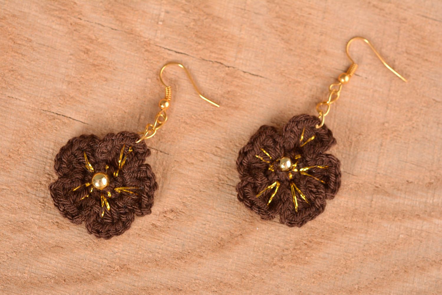Boucles d'oreilles fleurs Bijou fait main marron tricoté Cadeau pour femme photo 1