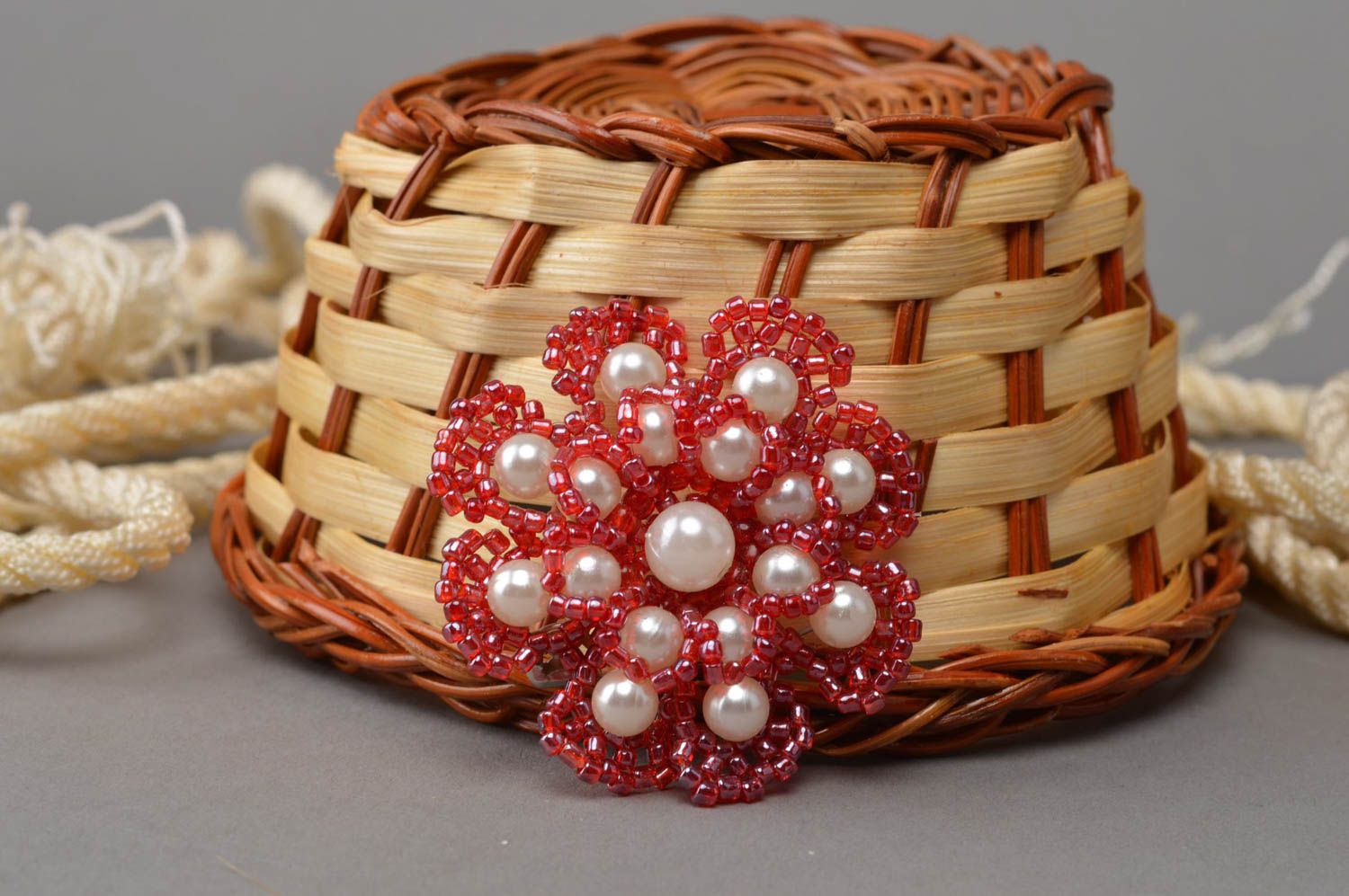 Broche en perles de rocaille et perles fantaisie faite main rouge-blanc photo 1