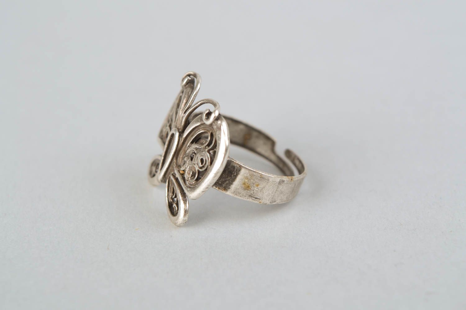 Объемное кольцо из металла в виде бабочки фото 3