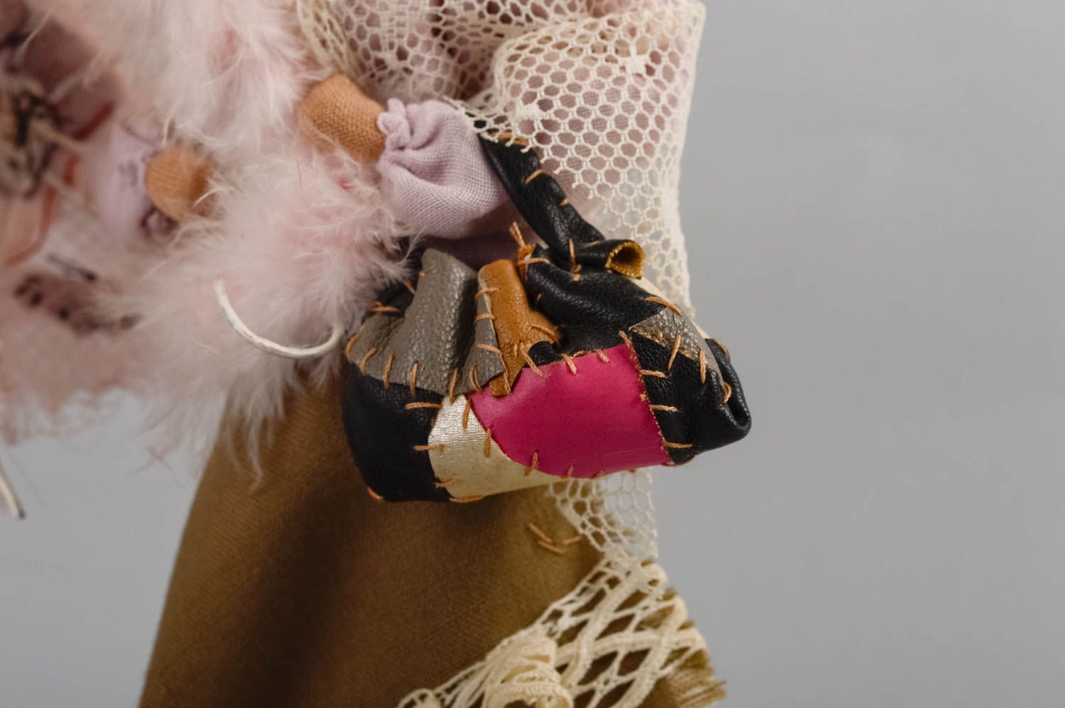 Designer handmade Puppe aus Stoff im Hut mit Schal und Boa für Interieur foto 4