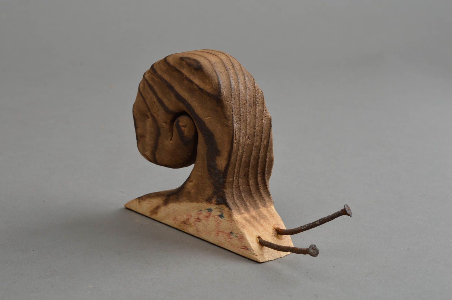 Geschnitzte handgemachte Figurine aus Holz in Form von Schnecke für Deko foto 3