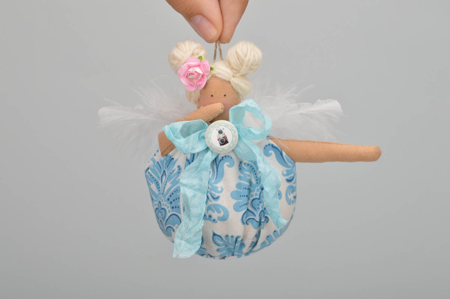 Игрушка кукла из ткани ангел с крыльями в голубом платье с перьями ручная работа фото 3