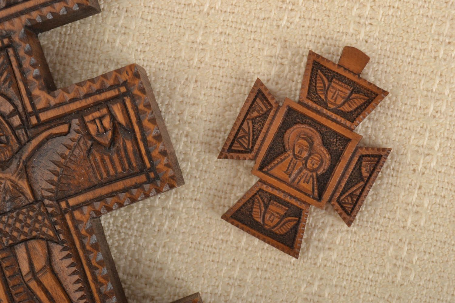 Croix pectorale faite main Pendentif en bois original petit Objet religieux photo 1