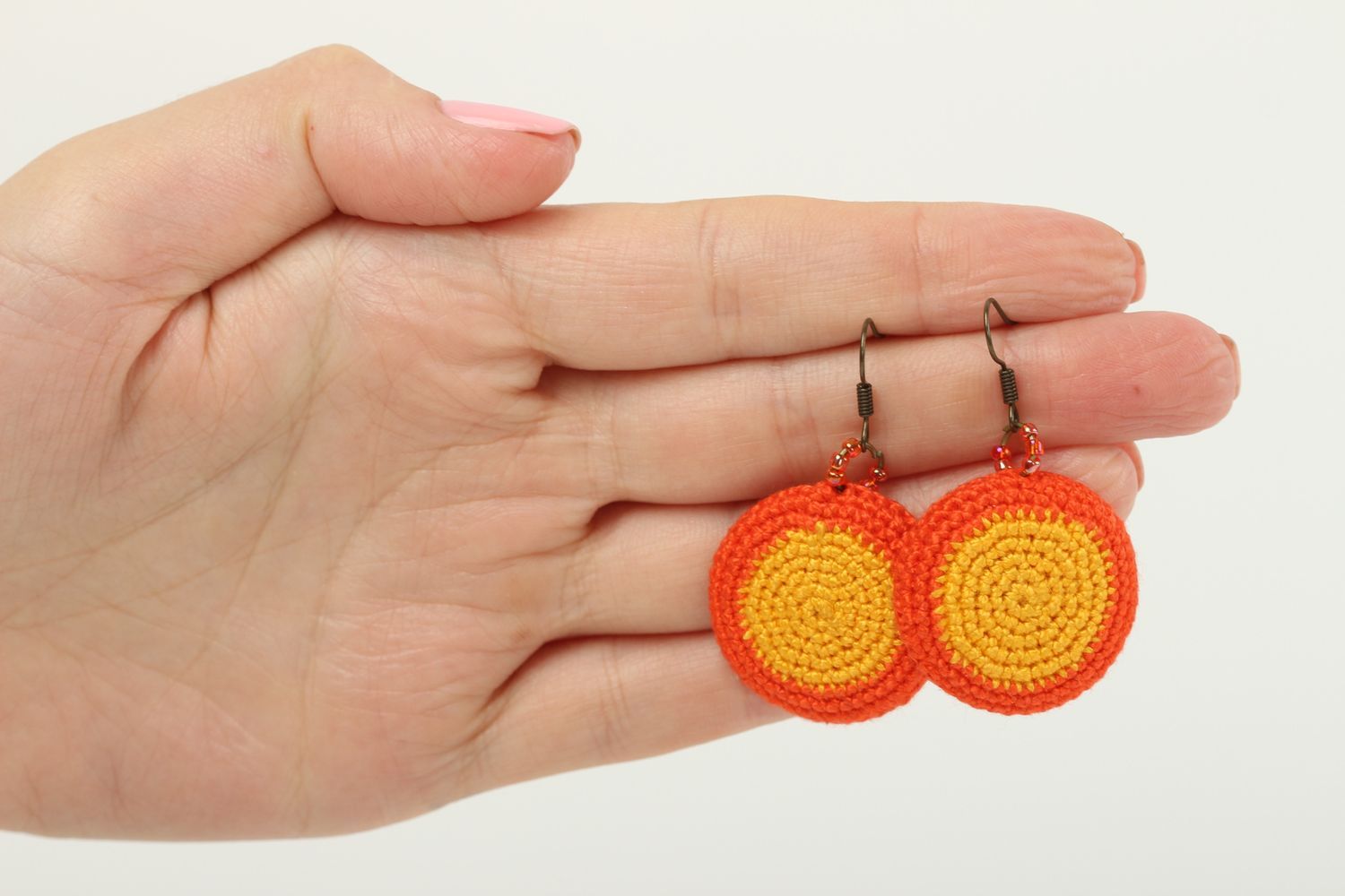 Handmade runde gehäkelte Ohrringe orange Designer Schmuck Accessoire für Frauen  foto 5