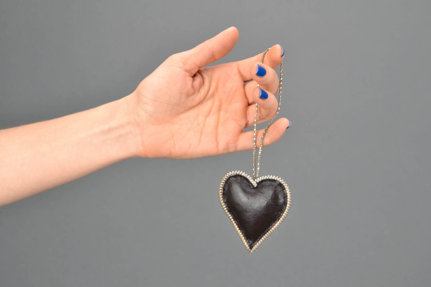 Кожаный брелок на ключи в виде сердца фото 2